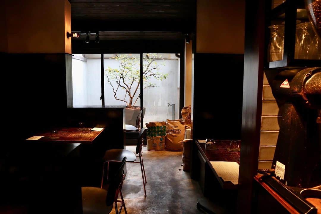 石井輝明さんのインスタグラム写真 - (石井輝明Instagram)「京都、烏丸。 京町家をリノベーションしたスタイリッシュな外観のカフェ。 食事もスイーツもコーヒーも抜かりない。  今日はトークダンテありがとうございました。 新衣装お披露目させていただきました。 明日は大宮です。 明日もよろしくお願いします。  #ruff #cafe #coffee #カフェ #コーヒー #喫茶店 #京都カフェ #烏丸カフェ #河原町カフェ #カフェ芸人」3月29日 21時27分 - comandanteishii