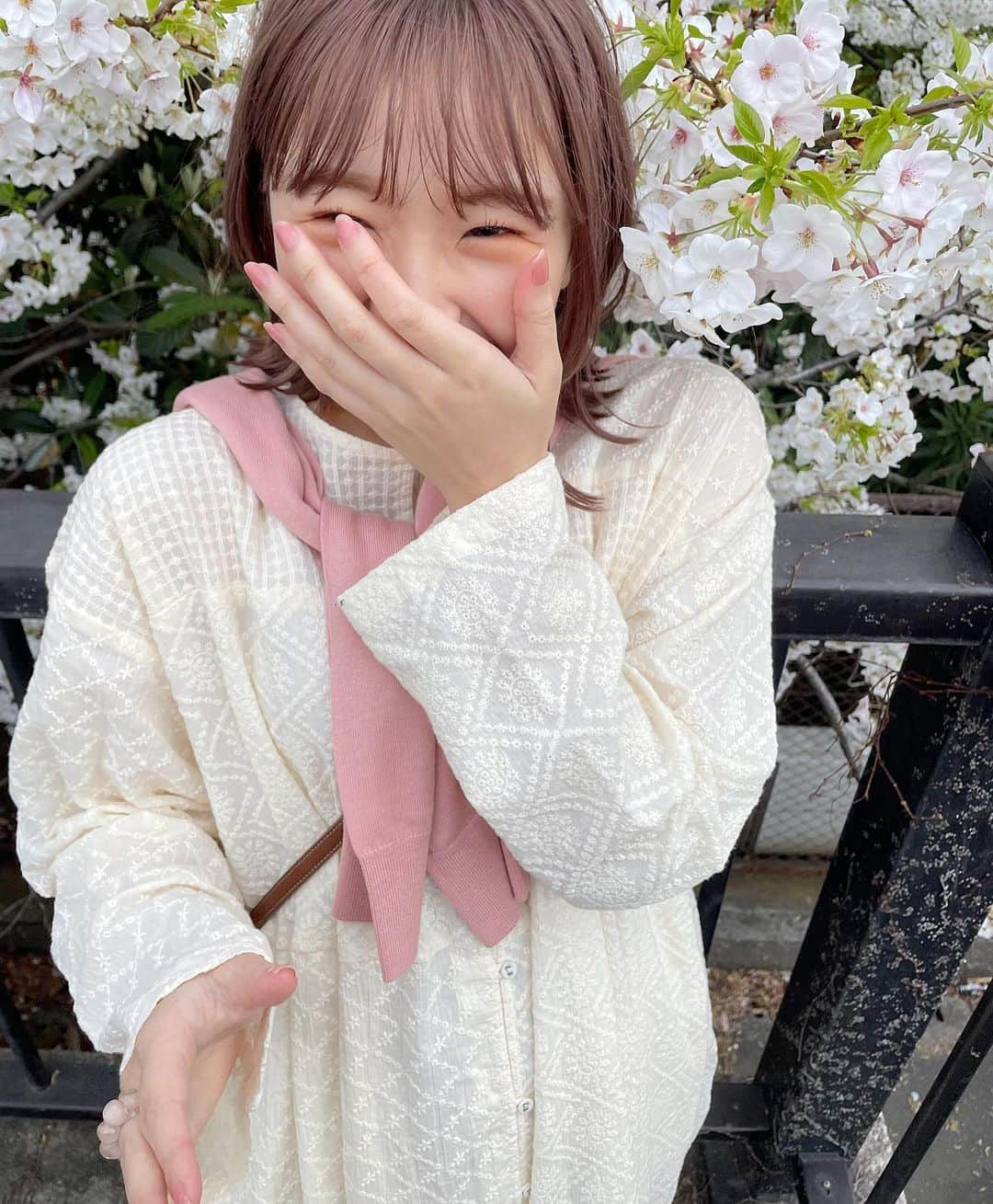 きりまるさんのインスタグラム写真 - (きりまるInstagram)「お花見コーデ 🌸🍡♡  すっかり春やねぇ〜 ぽかぽかで幸せやねぇ〜 あったかい気持ちになるねぇ〜 ピクニックしたいね 🌼 （とかいいながら今から家でひとり焼肉する。）  きょうさ、近くのヤマトに📦 荷物出しに行ったら、おばちゃんの 店員さんと仲良くなってすごい優しく してくれて こっちに来て 見知らぬ人とか 外で歩いてる人に あいさつするみたいな 習慣なくなったから   なんか田舎の地元を思い出して、 暖かくて嬉しいぽかぽかした気持ちになった🔅  コーデはWEARに のっせたよう🌷♡ . .」3月29日 21時32分 - kirimaruuu