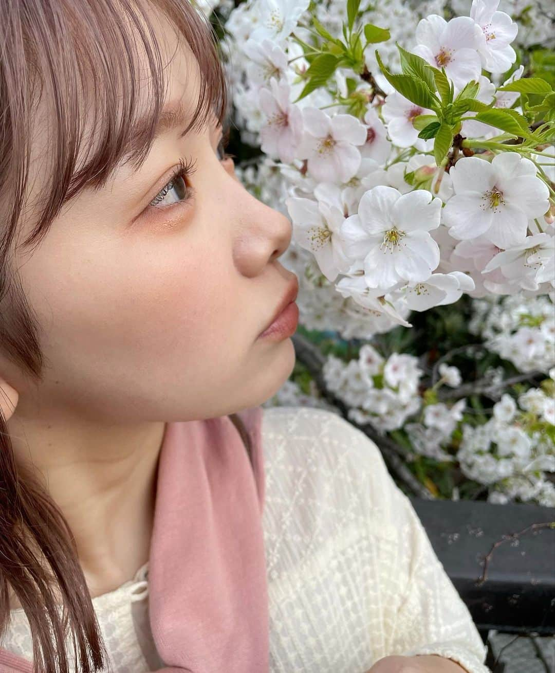 きりまるさんのインスタグラム写真 - (きりまるInstagram)「お花見コーデ 🌸🍡♡  すっかり春やねぇ〜 ぽかぽかで幸せやねぇ〜 あったかい気持ちになるねぇ〜 ピクニックしたいね 🌼 （とかいいながら今から家でひとり焼肉する。）  きょうさ、近くのヤマトに📦 荷物出しに行ったら、おばちゃんの 店員さんと仲良くなってすごい優しく してくれて こっちに来て 見知らぬ人とか 外で歩いてる人に あいさつするみたいな 習慣なくなったから   なんか田舎の地元を思い出して、 暖かくて嬉しいぽかぽかした気持ちになった🔅  コーデはWEARに のっせたよう🌷♡ . .」3月29日 21時32分 - kirimaruuu