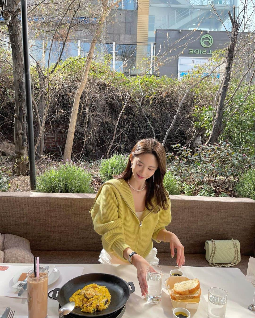 キム・ミニさんのインスタグラム写真 - (キム・ミニInstagram)「햇살 좋은 오후 ☀️버스 정류장에서 제니 사랑 🥰   기억나세요? 마들렌, 피크닉, 아크네블루  이름만 들어도 예쁘다는 말이 어울리는 그 단어들이요. 제가 뉴 컬러로 이 세가지를 다 만들어 왔습니다. 😎  그런데 큰일이에요.. 컬러북만 보고서는 만들었을 때 완성본이 얼마나 예쁠지  사실 정확히 감이 안와요. 이렇게 역대급 예쁜 컬러는 수량을 왕창 🌸 많이 만들었어야 하는데 테스트 삼아 진행해본 거라 딱히 많이 만들지는 않았거든요. 근데 신상 컬러 세 품목이 하나같이 전부 미치도록 예뻐요…🥺 그래서 큰일난 거예요… 😭  디자이너도 그러고 촬영팀도 그러고 엄마도 그러고… 이거 올 봄 크게 한번 또 주문량 터지겠다고🤩  근데 여러분 도와주시겠어요 ? 세 컬러 중에 뭐가 제일 잘 나갈지 몰라서  선발주를 어떻게 넣어야 할지 모르겠어요 😂  ✔️어떤 컬러가 가장 맘에 들 예정이신가요?   New Color   ▫️1번 마들렌 Madeleine ▫️2번 피크닉 Picnic  ▫️3번 아크네블루 Acne Blue  맛보기 사진 보시고 가장 인기 많을 것 같은 컬러를 골라주세요 착용샷은 슬라이드 순서대로에요.  어떤 걸 제일 많이 만들어올까요?😍」3月29日 22時31分 - mimiwor