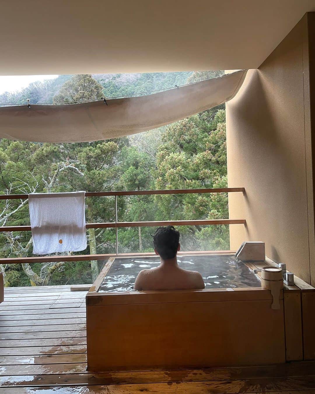 上杉圭哉さんのインスタグラム写真 - (上杉圭哉Instagram)「大切な方と是非行って欲しい旅館です🙁  塔乃澤　「金の竹」 奥さんの誕生日旅行で行きました🧖‍♀️ 大自然に囲まれながらの露天風呂が最高によかった。 後、写真はないんですけどご飯がめちゃくちゃ美味しくて、奥さんとにやけまくり。  丁寧な接客、温かみのある素晴らしい客室、美味しいご飯 全てパーフェクトな旅館🥺  #箱根#旅館#宿#箱根旅行#trip#金の竹」3月29日 22時47分 - keiya_uesugi