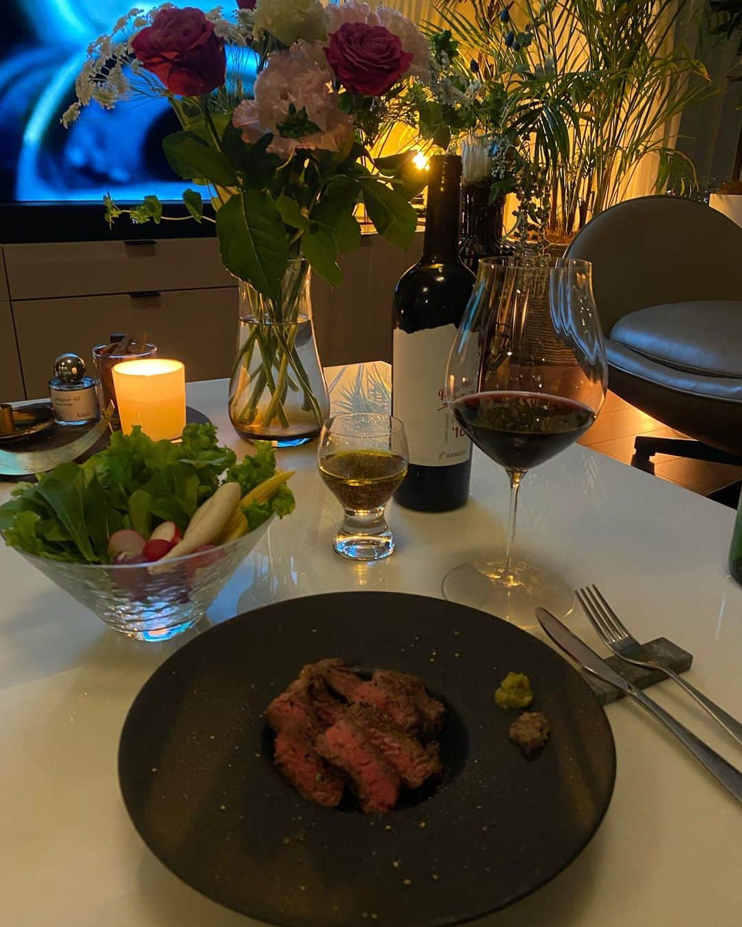 梯真奈美さんのインスタグラム写真 - (梯真奈美Instagram)「今日は無性にお肉が食べたいなぁっと思って ワインと共に、、🍷🥩🥗  タイミング良く、 先日 私のオススメ！と共有した マスタードを使ったドレッシングを作ったら、 美味しかったよ〜♡と りえママから連絡がきたから速攻私も🥣  ゴールデンマスタードに オリーブオイル、ブラックペッパー、 万能な ろく助のお塩を加えて、 白ワインビネガーがなかったから 代わりにバルサミコ酢を。 分量は適当で♡  このゴールデンマスタードは大好きで 種類によって色んな食材に添えてるんやけど ゴールドタイプはいつも ローストビーフやソーセージに添えてたから 新しい発見ができてすごく嬉しいのだ☺️  美味しいご飯のお供は 五感も大事。♡  大好きな @rhye の音楽でリフレッシュタイム🕯  #晩ご飯 #おうちごはん #rhye #ゴールデンマスタード #ろく助塩 #goldenmustard #まなみごはん🍒」3月29日 23時00分 - official_manami