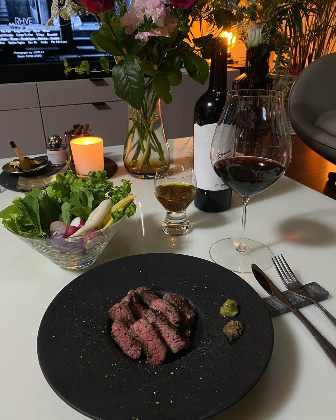 梯真奈美さんのインスタグラム写真 - (梯真奈美Instagram)「今日は無性にお肉が食べたいなぁっと思って ワインと共に、、🍷🥩🥗  タイミング良く、 先日 私のオススメ！と共有した マスタードを使ったドレッシングを作ったら、 美味しかったよ〜♡と りえママから連絡がきたから速攻私も🥣  ゴールデンマスタードに オリーブオイル、ブラックペッパー、 万能な ろく助のお塩を加えて、 白ワインビネガーがなかったから 代わりにバルサミコ酢を。 分量は適当で♡  このゴールデンマスタードは大好きで 種類によって色んな食材に添えてるんやけど ゴールドタイプはいつも ローストビーフやソーセージに添えてたから 新しい発見ができてすごく嬉しいのだ☺️  美味しいご飯のお供は 五感も大事。♡  大好きな @rhye の音楽でリフレッシュタイム🕯  #晩ご飯 #おうちごはん #rhye #ゴールデンマスタード #ろく助塩 #goldenmustard #まなみごはん🍒」3月29日 23時00分 - official_manami