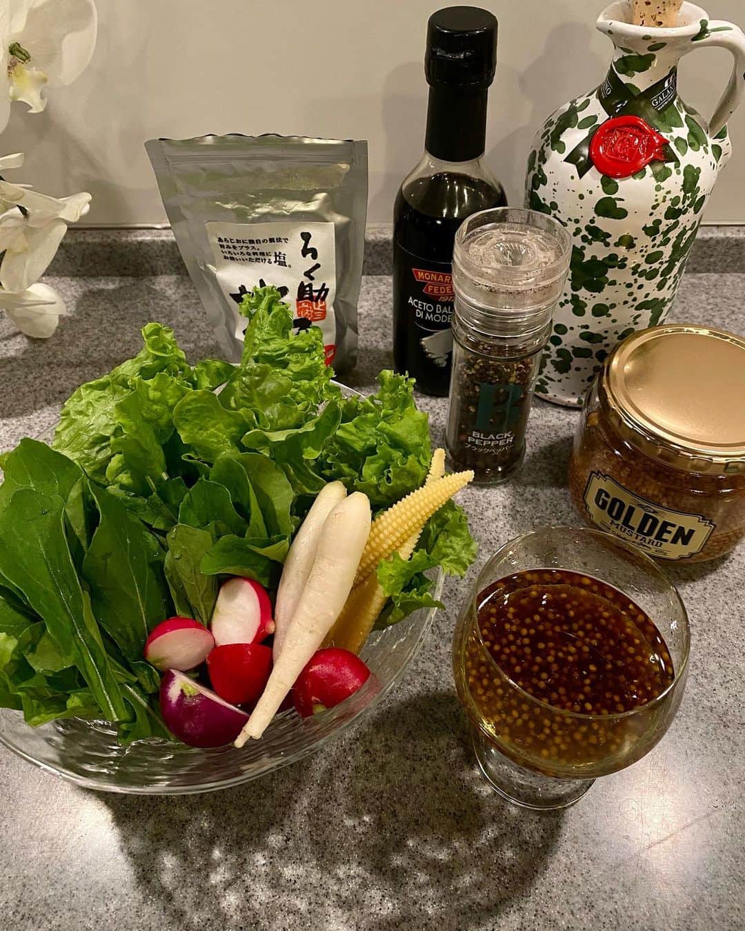 梯真奈美さんのインスタグラム写真 - (梯真奈美Instagram)「今日は無性にお肉が食べたいなぁっと思って ワインと共に、、🍷🥩🥗  タイミング良く、 先日 私のオススメ！と共有した マスタードを使ったドレッシングを作ったら、 美味しかったよ〜♡と りえママから連絡がきたから速攻私も🥣  ゴールデンマスタードに オリーブオイル、ブラックペッパー、 万能な ろく助のお塩を加えて、 白ワインビネガーがなかったから 代わりにバルサミコ酢を。 分量は適当で♡  このゴールデンマスタードは大好きで 種類によって色んな食材に添えてるんやけど ゴールドタイプはいつも ローストビーフやソーセージに添えてたから 新しい発見ができてすごく嬉しいのだ☺️  美味しいご飯のお供は 五感も大事。♡  大好きな @rhye の音楽でリフレッシュタイム🕯  #晩ご飯 #おうちごはん #rhye #ゴールデンマスタード #ろく助塩 #goldenmustard #まなみごはん🍒」3月29日 23時00分 - official_manami