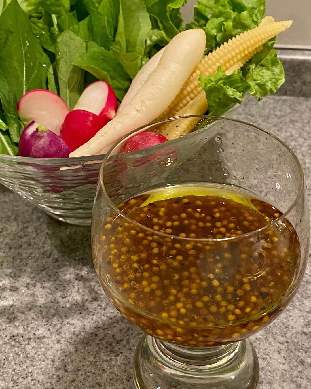 梯真奈美さんのインスタグラム写真 - (梯真奈美Instagram)「今日は無性にお肉が食べたいなぁっと思って ワインと共に、、🍷🥩🥗  タイミング良く、 先日 私のオススメ！と共有した マスタードを使ったドレッシングを作ったら、 美味しかったよ〜♡と りえママから連絡がきたから速攻私も🥣  ゴールデンマスタードに オリーブオイル、ブラックペッパー、 万能な ろく助のお塩を加えて、 白ワインビネガーがなかったから 代わりにバルサミコ酢を。 分量は適当で♡  このゴールデンマスタードは大好きで 種類によって色んな食材に添えてるんやけど ゴールドタイプはいつも ローストビーフやソーセージに添えてたから 新しい発見ができてすごく嬉しいのだ☺️  美味しいご飯のお供は 五感も大事。♡  大好きな @rhye の音楽でリフレッシュタイム🕯  #晩ご飯 #おうちごはん #rhye #ゴールデンマスタード #ろく助塩 #goldenmustard #まなみごはん🍒」3月29日 23時00分 - official_manami