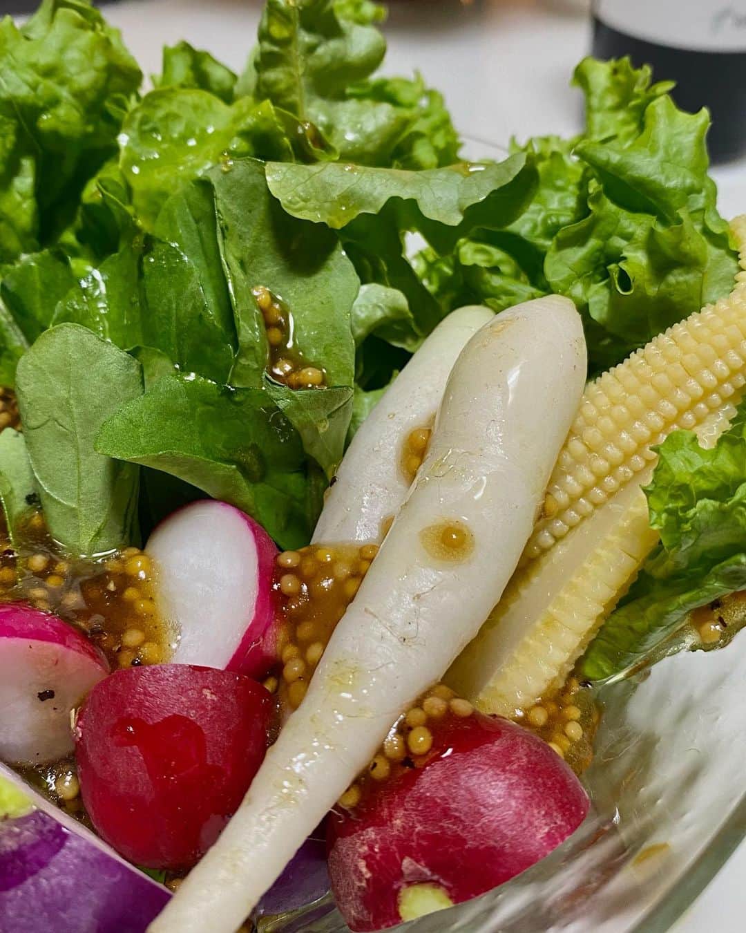 梯真奈美さんのインスタグラム写真 - (梯真奈美Instagram)「今日は無性にお肉が食べたいなぁっと思って ワインと共に、、🍷🥩🥗  タイミング良く、 先日 私のオススメ！と共有した マスタードを使ったドレッシングを作ったら、 美味しかったよ〜♡と りえママから連絡がきたから速攻私も🥣  ゴールデンマスタードに オリーブオイル、ブラックペッパー、 万能な ろく助のお塩を加えて、 白ワインビネガーがなかったから 代わりにバルサミコ酢を。 分量は適当で♡  このゴールデンマスタードは大好きで 種類によって色んな食材に添えてるんやけど ゴールドタイプはいつも ローストビーフやソーセージに添えてたから 新しい発見ができてすごく嬉しいのだ☺️  美味しいご飯のお供は 五感も大事。♡  大好きな @rhye の音楽でリフレッシュタイム🕯  #晩ご飯 #おうちごはん #rhye #ゴールデンマスタード #ろく助塩 #goldenmustard #まなみごはん🍒」3月29日 23時00分 - official_manami