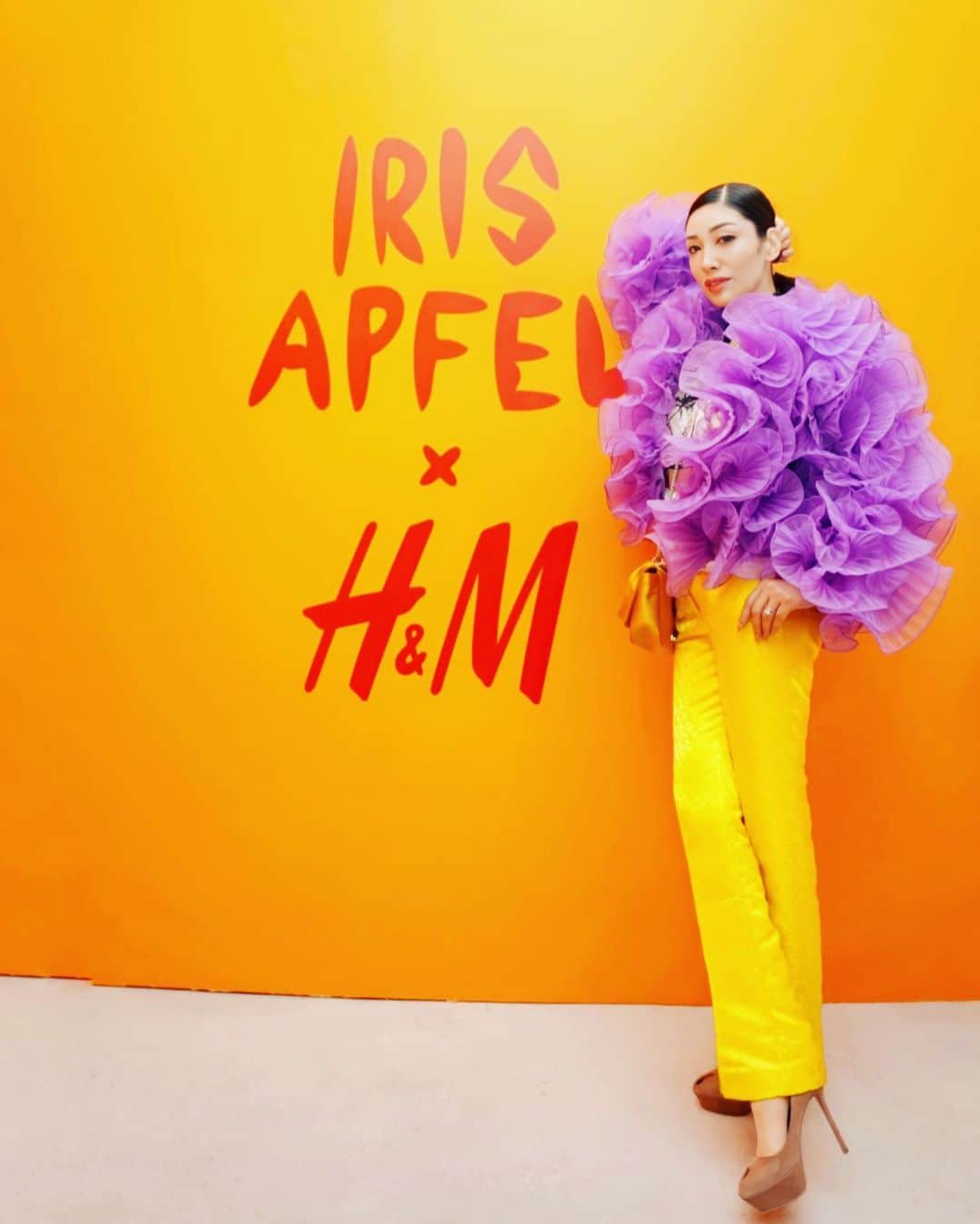 アンミカさんのインスタグラム写真 - (アンミカInstagram)「３／31に発売となる、100歳のファッションアイコン、アイリス・アプフェルさんとH&Mのコラボコレクションのローンチイベント【Iris Apfel x H&M】へ行って参りましたよ👠✨✨  今回のカラフルハッピーでクールな服たちのように、カラフルで刺激的な内装のお部屋📸  スピリチュアル体験セッションも用意されていて、大満足な時間でした⭐️🔮  #IrisApfelxHM #findyourinnerIris @iris.apfel @hm   パープルアウター　　#IrisApfelxHM イエロー100柄パンツ　　#IrisApfelxHM 靴　　　　　　　　　　　#sergiorossi  Tシャツ、バック　　　　　　　　#n21  ネックレス　　　　　　　#IrisApfelxHM」3月29日 23時01分 - ahnmikaofficial