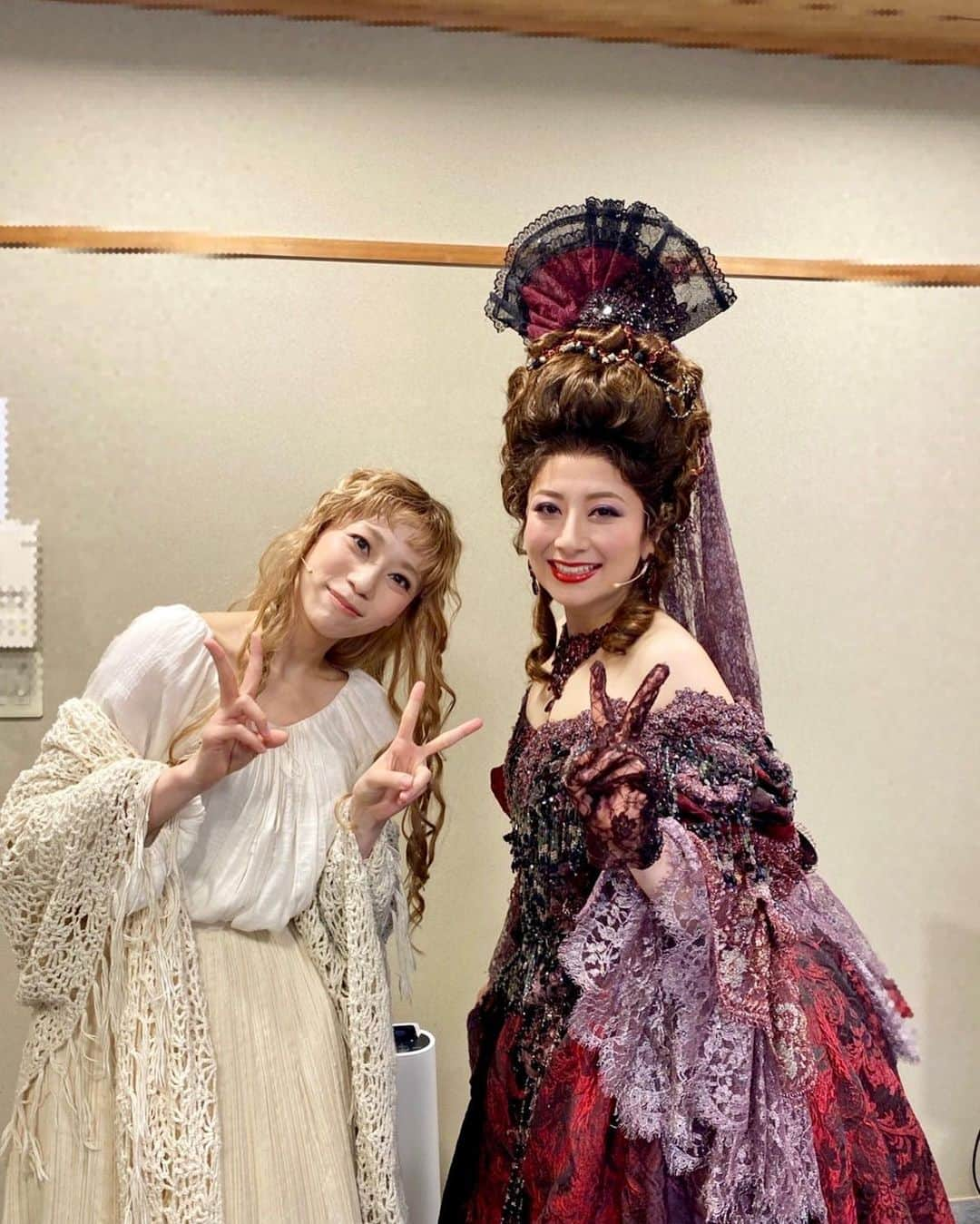 真彩希帆さんのインスタグラム写真 - (真彩希帆Instagram)「笑う男の思い出Part4☺️❤️  ジョシアナ公爵様の ちーさま 大塚千弘さん❤️ @chihirootsuka03   フェドロさんの 禅さん　石川禅さん📜  デヴィット・ディリー・ムーア卿トムジムジャックの圭吾さん　吉野圭吾さん✨  とのお写真を...🥰❤️  幼い頃からミュージカルが大好きな私。今回、ご一緒できるとわかり飛び跳ねました🤯笑  ちーさまは、 いつも明るく可愛らしく美しく艶やかで、 ジョシアナさんのお役のアプローチに対して最後まで熱く向き合うお姿はかっこよく🥹❤️  お稽古場ではじめましてでしたが、 本当に色々なお話を出来て嬉しかったです！！  子育てをされながら舞台に立ち お子様と旦那様を愛していらっしゃるお姿も女性として本当に憧れます🥺✨  ジョシアナ公爵のお歌がデアのスタンバイのタイミング...というのが多かったのですが ダイレクトに感情が伝わってきて、いつも袖でちーさまにエネルギーを頂いてました🔥  優しく、温かいちーさまが大っ好きです☺️❤️  禅さんは、以前取材をさせて頂いた時から共演するのが ほんっとーうに楽しみで！！  お芝居で直接関わることは残念ながらありませんでしたが 見て、聞いて学ぶことばかり🥹✨ 私は2幕の始まりの禅さんが大好きで 手を2回叩くところ笑と ♪あなたは広大なりょーうーちーとーかーがーやーくーきゅーうーでーんー の誰にも出せない伸びやかな歌声が好きすぎてうっとりしていました😳❤️笑笑  禅さんのお声を聞くと、 くぅー😣しびれるー！！！となります。最高に素敵です！！✨  ドンジュアンでご一緒させて頂いた圭吾さん☺️  今回は襲われてしまいましたが... 勝手に、ダンスオブヴァンパイア🧛🏻のヘルベルト様だった方に 私は！いま！襲われているのだ！😭と何故かお稽古場から感動するという....笑  圭吾さんと以前 「笑う男は思いっきり遠慮なしで楽しんでやろう！✊🔥」とお話ししたのですが 毎回全力で恐怖を感じ、全身を使って本気で逃げていました。  ものすごくお芝居が楽しかったです！！☺️✨ けいごさん！本当にありがとうございました🔥 またシスターアクトでもご一緒できるのが楽しみです❤️  幼い頃に見て憧れた方々と舞台に立つ毎日が夢のようでした🥲✨ これからも共演させていただけるよう頑張るぞ！🏋🏻‍♀️🏋🏻‍♀️🏋🏻‍♀️  #笑う男 #大塚千弘 さん❤️ #石川禅 さん💚 #吉野圭吾 さん💙 #感動🥹 #真彩希帆」3月29日 23時04分 - maayakiho