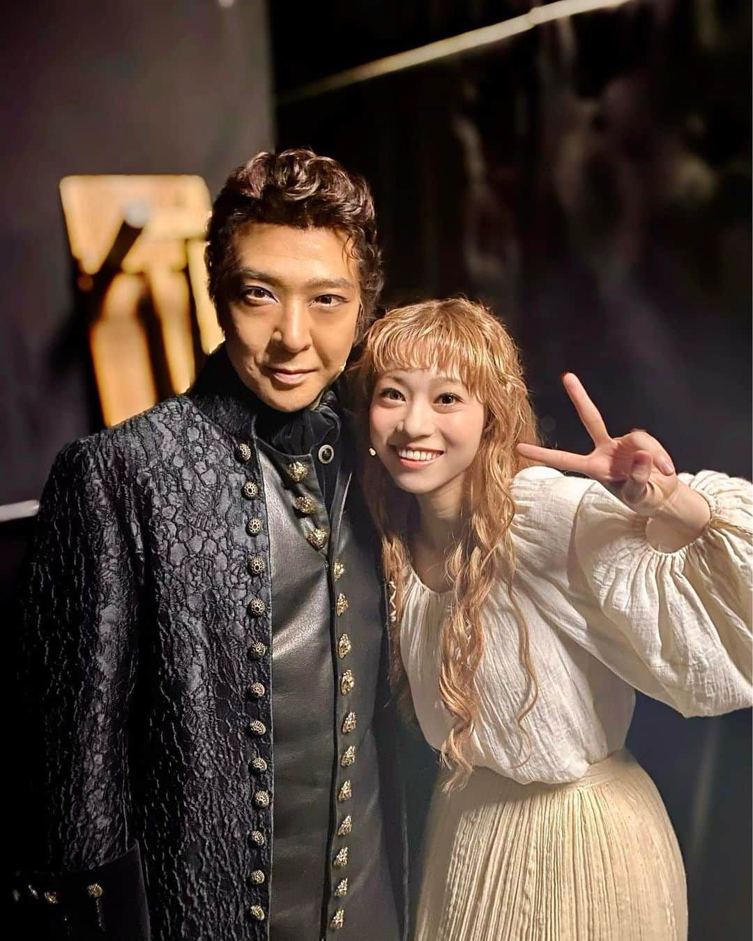 真彩希帆さんのインスタグラム写真 - (真彩希帆Instagram)「笑う男の思い出Part4☺️❤️  ジョシアナ公爵様の ちーさま 大塚千弘さん❤️ @chihirootsuka03   フェドロさんの 禅さん　石川禅さん📜  デヴィット・ディリー・ムーア卿トムジムジャックの圭吾さん　吉野圭吾さん✨  とのお写真を...🥰❤️  幼い頃からミュージカルが大好きな私。今回、ご一緒できるとわかり飛び跳ねました🤯笑  ちーさまは、 いつも明るく可愛らしく美しく艶やかで、 ジョシアナさんのお役のアプローチに対して最後まで熱く向き合うお姿はかっこよく🥹❤️  お稽古場ではじめましてでしたが、 本当に色々なお話を出来て嬉しかったです！！  子育てをされながら舞台に立ち お子様と旦那様を愛していらっしゃるお姿も女性として本当に憧れます🥺✨  ジョシアナ公爵のお歌がデアのスタンバイのタイミング...というのが多かったのですが ダイレクトに感情が伝わってきて、いつも袖でちーさまにエネルギーを頂いてました🔥  優しく、温かいちーさまが大っ好きです☺️❤️  禅さんは、以前取材をさせて頂いた時から共演するのが ほんっとーうに楽しみで！！  お芝居で直接関わることは残念ながらありませんでしたが 見て、聞いて学ぶことばかり🥹✨ 私は2幕の始まりの禅さんが大好きで 手を2回叩くところ笑と ♪あなたは広大なりょーうーちーとーかーがーやーくーきゅーうーでーんー の誰にも出せない伸びやかな歌声が好きすぎてうっとりしていました😳❤️笑笑  禅さんのお声を聞くと、 くぅー😣しびれるー！！！となります。最高に素敵です！！✨  ドンジュアンでご一緒させて頂いた圭吾さん☺️  今回は襲われてしまいましたが... 勝手に、ダンスオブヴァンパイア🧛🏻のヘルベルト様だった方に 私は！いま！襲われているのだ！😭と何故かお稽古場から感動するという....笑  圭吾さんと以前 「笑う男は思いっきり遠慮なしで楽しんでやろう！✊🔥」とお話ししたのですが 毎回全力で恐怖を感じ、全身を使って本気で逃げていました。  ものすごくお芝居が楽しかったです！！☺️✨ けいごさん！本当にありがとうございました🔥 またシスターアクトでもご一緒できるのが楽しみです❤️  幼い頃に見て憧れた方々と舞台に立つ毎日が夢のようでした🥲✨ これからも共演させていただけるよう頑張るぞ！🏋🏻‍♀️🏋🏻‍♀️🏋🏻‍♀️  #笑う男 #大塚千弘 さん❤️ #石川禅 さん💚 #吉野圭吾 さん💙 #感動🥹 #真彩希帆」3月29日 23時04分 - maayakiho