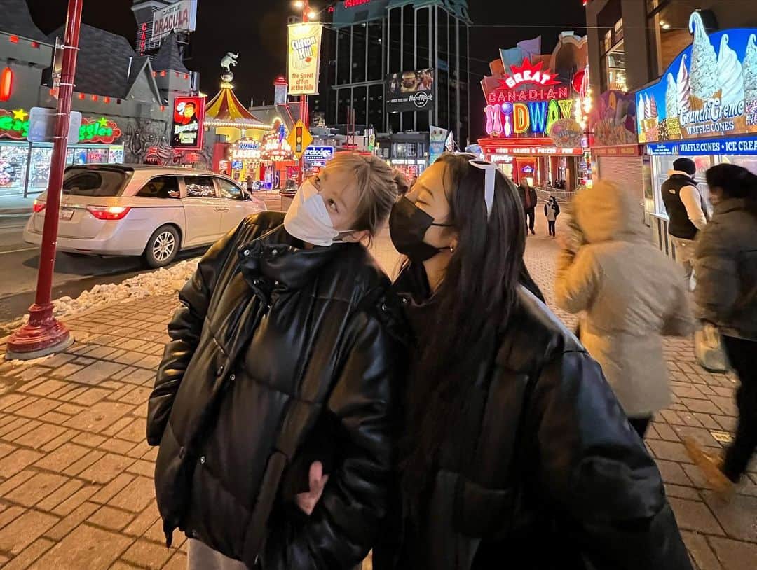 正本レイラさんのインスタグラム写真 - (正本レイラInstagram)「Niagara Falls ナイアガラの滝🌈💙 昔バラエティー番組で観たことあって、どうしてもここに訪れてみたいって思っていて… 大好きな仲間と来れました🥲  運がいいことに、天気も良く虹まで‼︎ 迫力が半端なかったなあ、雪も幻想的だったし、帰りのCASINOバスに間に合わないというハプニングで本当にどうしようかと思ったけど、それも全部冒険だった:) YouTube撮ったから楽しみにしててね☺︎ 今後また来たとしても、3人で見たこの景色、一生忘れないよ❤️‍🔥  #niagarafalls #Niagara」3月29日 23時14分 - leilaazjp