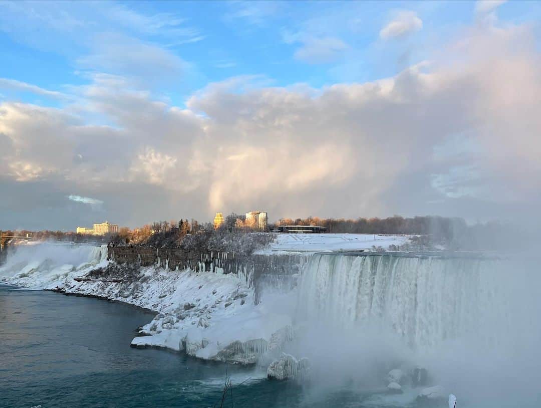 正本レイラさんのインスタグラム写真 - (正本レイラInstagram)「Niagara Falls ナイアガラの滝🌈💙 昔バラエティー番組で観たことあって、どうしてもここに訪れてみたいって思っていて… 大好きな仲間と来れました🥲  運がいいことに、天気も良く虹まで‼︎ 迫力が半端なかったなあ、雪も幻想的だったし、帰りのCASINOバスに間に合わないというハプニングで本当にどうしようかと思ったけど、それも全部冒険だった:) YouTube撮ったから楽しみにしててね☺︎ 今後また来たとしても、3人で見たこの景色、一生忘れないよ❤️‍🔥  #niagarafalls #Niagara」3月29日 23時14分 - leilaazjp