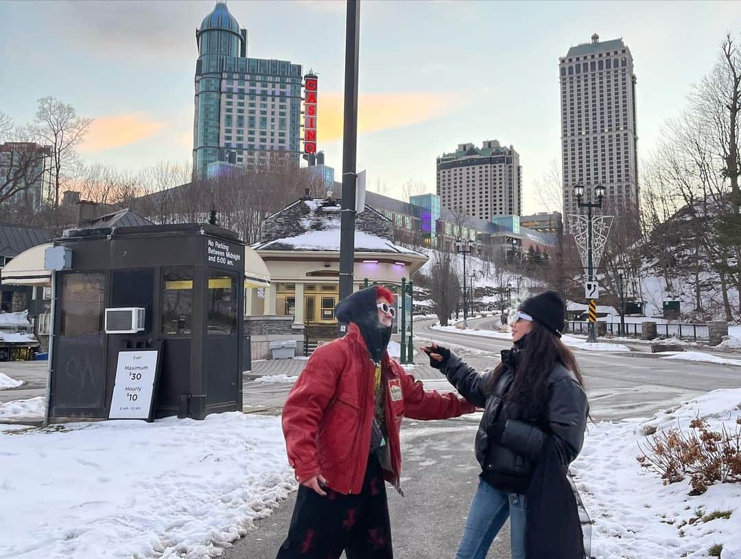 正本レイラさんのインスタグラム写真 - (正本レイラInstagram)「Niagara Falls ナイアガラの滝🌈💙 昔バラエティー番組で観たことあって、どうしてもここに訪れてみたいって思っていて… 大好きな仲間と来れました🥲  運がいいことに、天気も良く虹まで‼︎ 迫力が半端なかったなあ、雪も幻想的だったし、帰りのCASINOバスに間に合わないというハプニングで本当にどうしようかと思ったけど、それも全部冒険だった:) YouTube撮ったから楽しみにしててね☺︎ 今後また来たとしても、3人で見たこの景色、一生忘れないよ❤️‍🔥  #niagarafalls #Niagara」3月29日 23時14分 - leilaazjp
