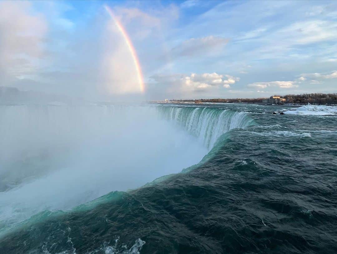 正本レイラさんのインスタグラム写真 - (正本レイラInstagram)「Niagara Falls ナイアガラの滝🌈💙 昔バラエティー番組で観たことあって、どうしてもここに訪れてみたいって思っていて… 大好きな仲間と来れました🥲  運がいいことに、天気も良く虹まで‼︎ 迫力が半端なかったなあ、雪も幻想的だったし、帰りのCASINOバスに間に合わないというハプニングで本当にどうしようかと思ったけど、それも全部冒険だった:) YouTube撮ったから楽しみにしててね☺︎ 今後また来たとしても、3人で見たこの景色、一生忘れないよ❤️‍🔥  #niagarafalls #Niagara」3月29日 23時14分 - leilaazjp