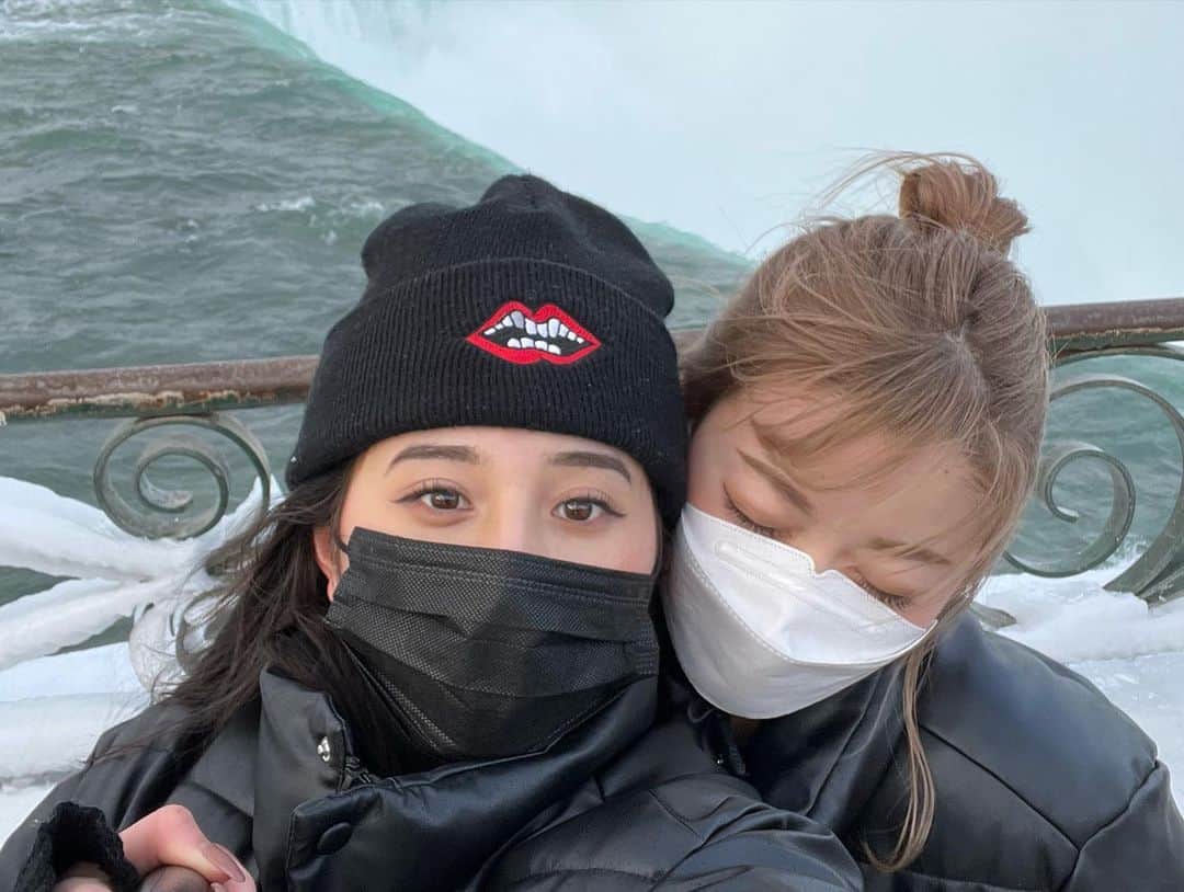正本レイラさんのインスタグラム写真 - (正本レイラInstagram)「Niagara Falls ナイアガラの滝🌈💙 昔バラエティー番組で観たことあって、どうしてもここに訪れてみたいって思っていて… 大好きな仲間と来れました🥲  運がいいことに、天気も良く虹まで‼︎ 迫力が半端なかったなあ、雪も幻想的だったし、帰りのCASINOバスに間に合わないというハプニングで本当にどうしようかと思ったけど、それも全部冒険だった:) YouTube撮ったから楽しみにしててね☺︎ 今後また来たとしても、3人で見たこの景色、一生忘れないよ❤️‍🔥  #niagarafalls #Niagara」3月29日 23時14分 - leilaazjp