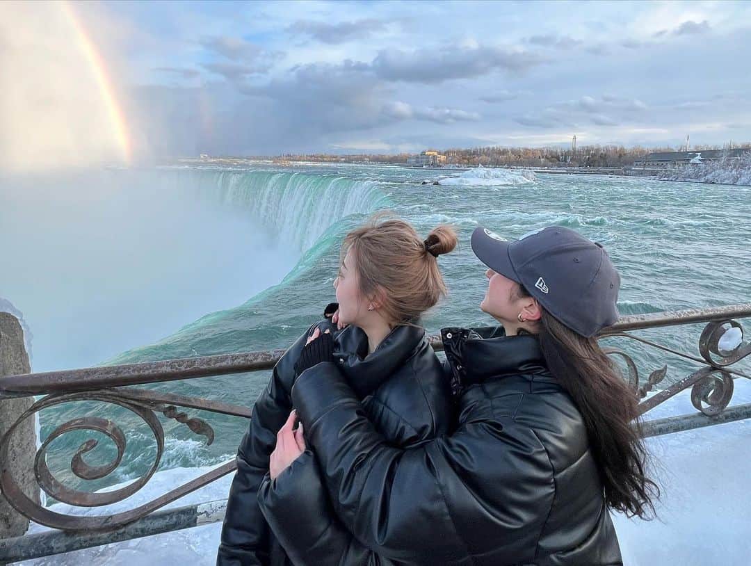 正本レイラさんのインスタグラム写真 - (正本レイラInstagram)「Niagara Falls ナイアガラの滝🌈💙 昔バラエティー番組で観たことあって、どうしてもここに訪れてみたいって思っていて… 大好きな仲間と来れました🥲  運がいいことに、天気も良く虹まで‼︎ 迫力が半端なかったなあ、雪も幻想的だったし、帰りのCASINOバスに間に合わないというハプニングで本当にどうしようかと思ったけど、それも全部冒険だった:) YouTube撮ったから楽しみにしててね☺︎ 今後また来たとしても、3人で見たこの景色、一生忘れないよ❤️‍🔥  #niagarafalls #Niagara」3月29日 23時14分 - leilaazjp