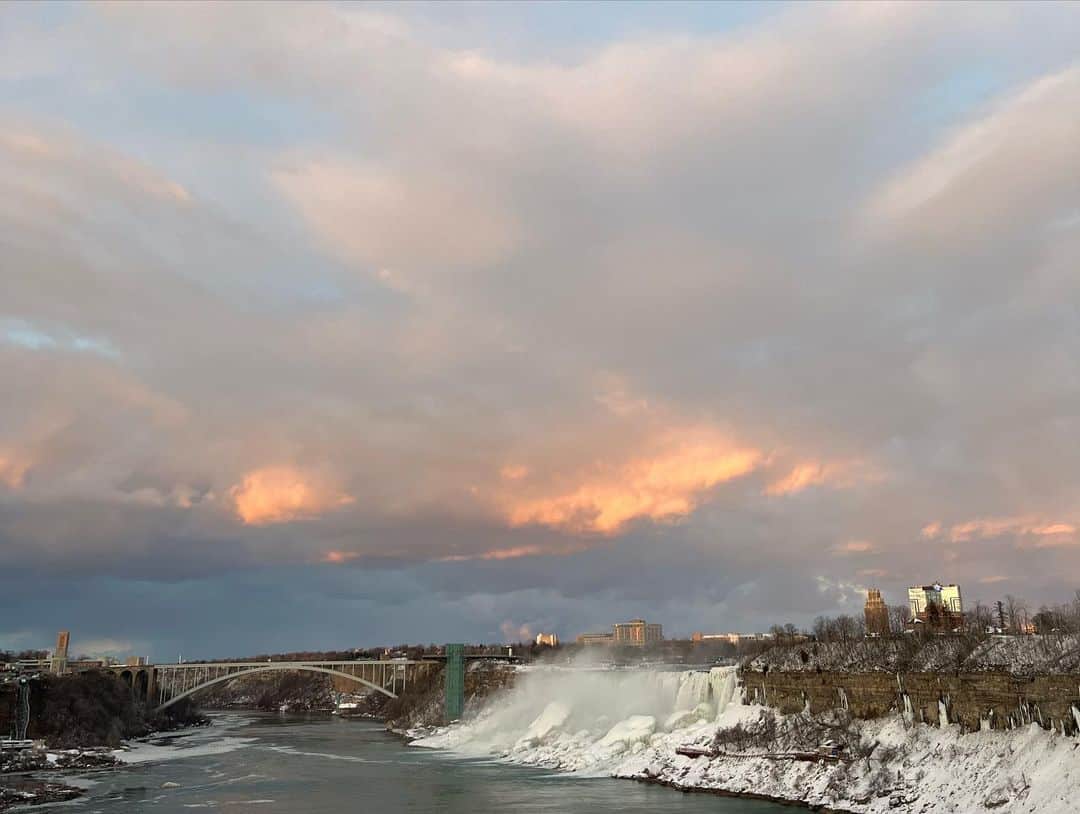 正本レイラさんのインスタグラム写真 - (正本レイラInstagram)「Niagara Falls ナイアガラの滝🌈💙 昔バラエティー番組で観たことあって、どうしてもここに訪れてみたいって思っていて… 大好きな仲間と来れました🥲  運がいいことに、天気も良く虹まで‼︎ 迫力が半端なかったなあ、雪も幻想的だったし、帰りのCASINOバスに間に合わないというハプニングで本当にどうしようかと思ったけど、それも全部冒険だった:) YouTube撮ったから楽しみにしててね☺︎ 今後また来たとしても、3人で見たこの景色、一生忘れないよ❤️‍🔥  #niagarafalls #Niagara」3月29日 23時14分 - leilaazjp
