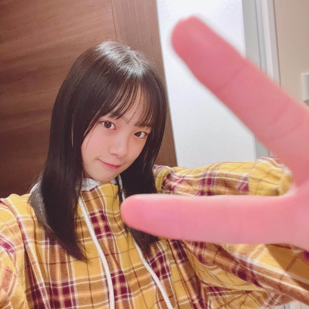 ひまひまチャンネルさんのインスタグラム写真 - (ひまひまチャンネルInstagram)「お風呂上がりピース✌️  今日も今日とて遅くなりました～🤫🤫 毎日投稿頑張る！♥️   #ひまひまチャンネル #ひまひま #今からお風呂」3月29日 23時18分 - himahima_channel