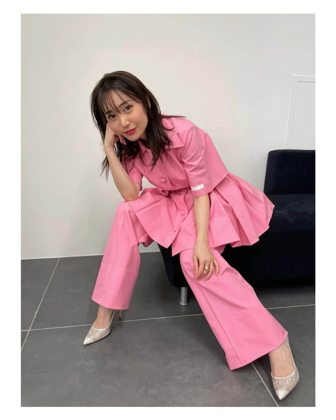 大島優子さんのインスタグラム写真 - (大島優子Instagram)「ただいま発売中の SPUR５月号で 着用している服の全身を見せたい件。  @patou のセットアップ パンツスタイルにスカートをonして着てるの🌸 かわいすぎ  人生はビューティフル  いろんな人との出会いで そう思える人生であるように ふたりに出会えたことも最高なことなんだな 奈々ちゃん、由里子さんにまた早く会いたいなっ🧸🎀  #spur @spurmagazine」3月30日 0時00分 - yuk00shima