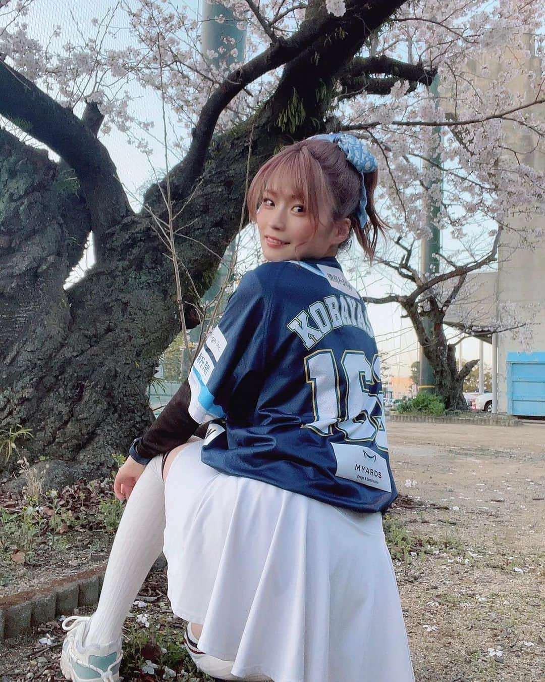 小林ひろみさんのインスタグラム写真 - (小林ひろみInstagram)「球春⚾️🌸  26.27日に徳島インディゴソックス2022シーズン開幕しました💙  今シーズンもビールの売り子、PR活動頑張りますっ‼️  私も選手達と優勝目指して頑張る😤  応援よろしくお願いします‼️  次回は4月16.17日予定です⚾️  #小林ひろみ　#ヤンコバ　#恵比寿マスカッツ　#ビールの売り子　#グラビアアイドル　#球春到来 #徳島インディゴソックス #独立リーグ  #japanese  #japanesegirl #japanesegravure #asiangirls #japaneseidol  #like #gravureidol #photo #tokyo #tokushima #japan  #ballpark  #beergirl」3月30日 1時22分 - kobahiro0312