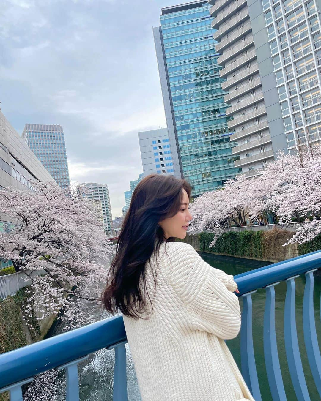 谷亜沙子さんのインスタグラム写真 - (谷亜沙子Instagram)「まいちゃんとベイビーくんとお花見🌸🌸 桜満開ですね🌸 ずっと続けば良いよね🌸  お花見しながらたこ焼きとカツ丼食べたよ🌸  #sakura」3月30日 6時14分 - asyakodayo