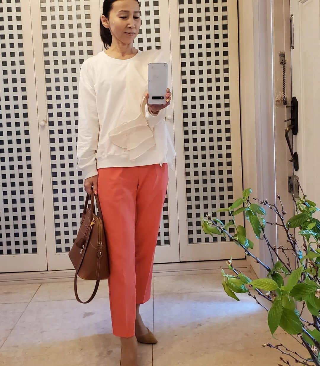 武東由美さんのインスタグラム写真 - (武東由美Instagram)「これからの季節大活躍するパンツ！ 4色あります。 シワになりにくいのと腰あたりがストンとしているのが気にいっています いろんな着方ができると思います  20％オフコードがついています。 ブログとストーリーズに貼りました  #武東由美#モト冬樹#60代女子#60代ファッション #60代美容 #60代コーデ #オーバー60 #over60fashion #over60 #女子力アップ #女子力 #モデル事務所エース #オフコード#20％オフ」3月30日 9時36分 - pochalime12