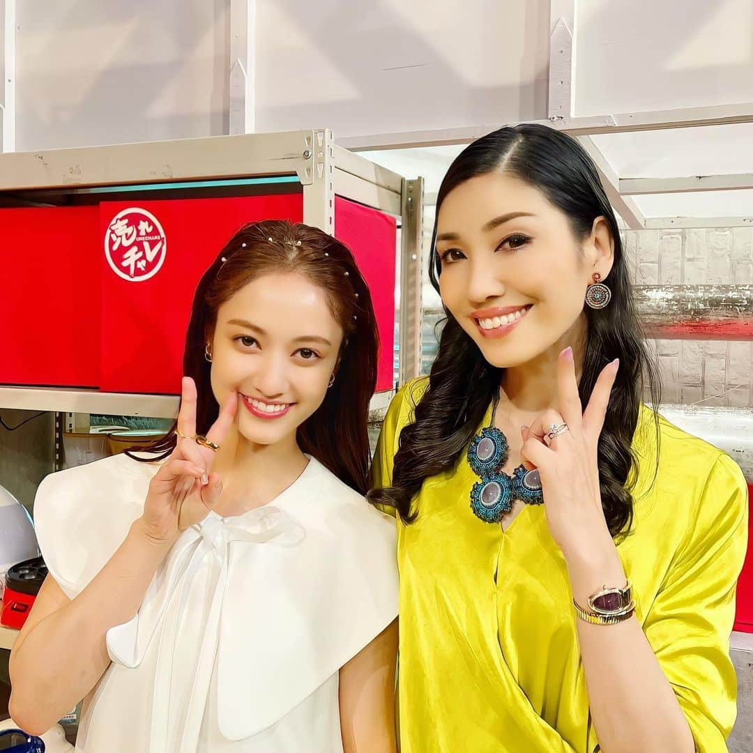 アンミカさんのインスタグラム写真 - (アンミカInstagram)「先日の日本テレビの【かまいたちの売れチャレ】出演😍  可愛すぎる谷まりあちゃん、菊池風磨くんと共に、かまいたちのお二人が開発するヒット商品にアドバイスしたり、使用してみて感想を伝えたりと、楽しすぎる番組でした❣️  私は商品プロデュースも手がけるため、腕が鳴りまくり💪✨  目が覚めるマスクのスースー🌱加減は心地よくて、あれは少し改良をして、花粉症や鼻づまりで悩む方や、眠気が襲う時間帯、受験など集中したい時に使ってみてほしいなぁ。。  さて今夜3/31(木)は  3/31(木) ・0:59〜01:59  日本テレビ 【プロジェクトV】　に出演致します😍  お時間許す方は是非、ご覧下さいませ❣️  ブラウス、パンツ　　　　@cerchi_accesso 靴  @zara ネックレス、イヤリング  @abiste」3月30日 10時33分 - ahnmikaofficial