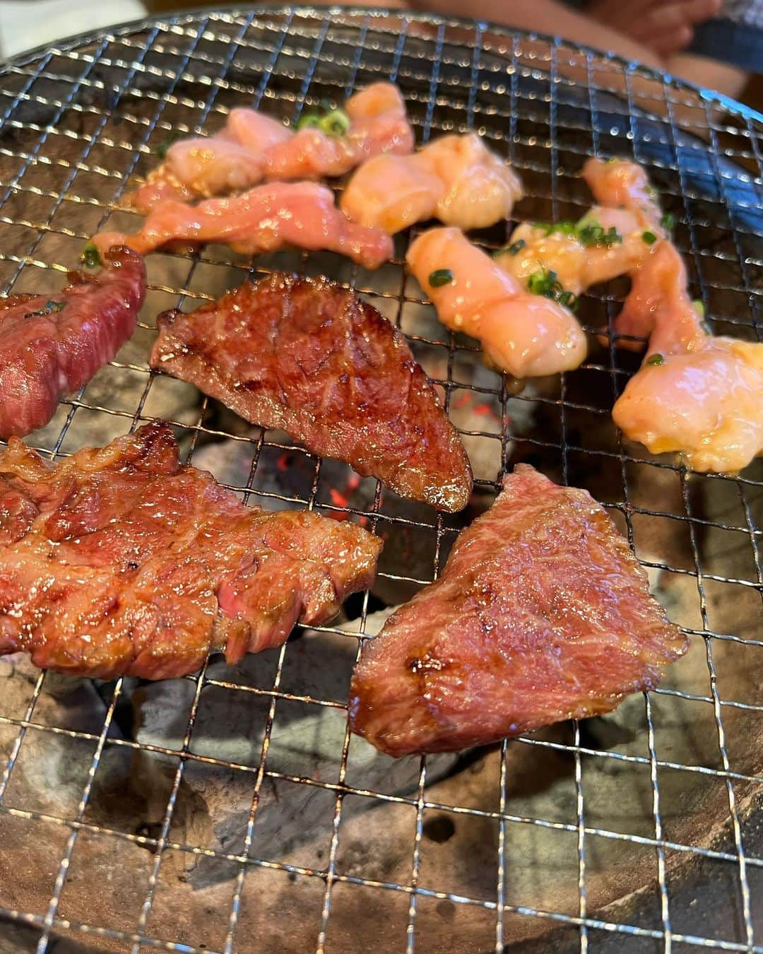 甘糟記子さんのインスタグラム写真 - (甘糟記子Instagram)「石垣島２日目の夕飯は、焼肉やまもと！！  とにかく予約が取れないので1ヶ月以上前に取ってます\(//∇//)\  こちらもネギを巻いてポン酢で食べるのとかがすごく美味しくて、お肉もふわふわいくらでもいけちゃう\(//∇//)\  カルビも脂っぽくなくて、でも柔らかくて本当に美味しいお店(๑>◡<๑)  赤むすびって、コチュジャンを混ぜたようなおにぎりも大好き╰(*´︶`*)╯♡  アカセンってホルモンも東京ではあまり見ないよね？  締めの冷麺もスープが美味しくてペロリだし、とにかく毎回来たいお店です(≧∀≦)  最後のは帰りに寄ったドンキホーテ！ ドンキホーテの唐揚げ好きで見に行ったら売り切れてた〜（笑）  子供達は入り口に並んでる椅子が大好きで、毎回写真撮って〜って言います(๑˃̵ᴗ˂̵)  沖縄風の歌うたってたけど、残念な感じで可愛い（笑）  おつまみや飲み物も買って、あとは部屋でのんびり(*´∀`)♪  最高〜\(//∇//)\  #甘糟旅行石垣島 #甘糟旅行#旅行#旅好き#肉好き#家族旅行#石垣島#沖縄#春休み#息子殿姫#息子殿#姫#楽しい」3月30日 12時30分 - norihey924