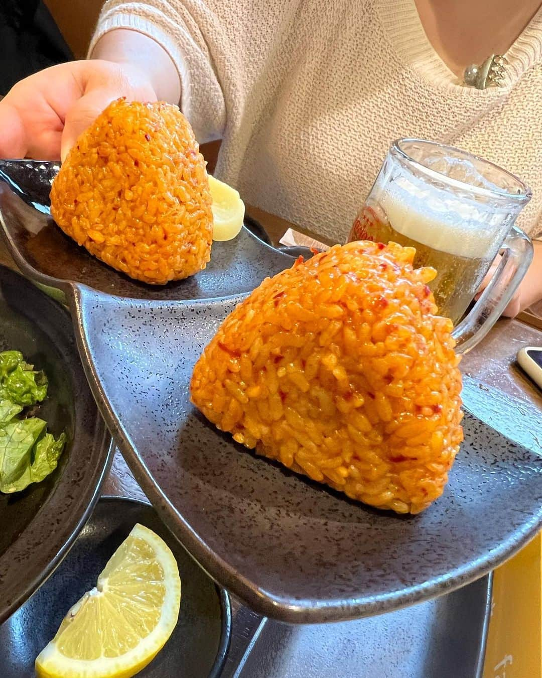 甘糟記子さんのインスタグラム写真 - (甘糟記子Instagram)「石垣島２日目の夕飯は、焼肉やまもと！！  とにかく予約が取れないので1ヶ月以上前に取ってます\(//∇//)\  こちらもネギを巻いてポン酢で食べるのとかがすごく美味しくて、お肉もふわふわいくらでもいけちゃう\(//∇//)\  カルビも脂っぽくなくて、でも柔らかくて本当に美味しいお店(๑>◡<๑)  赤むすびって、コチュジャンを混ぜたようなおにぎりも大好き╰(*´︶`*)╯♡  アカセンってホルモンも東京ではあまり見ないよね？  締めの冷麺もスープが美味しくてペロリだし、とにかく毎回来たいお店です(≧∀≦)  最後のは帰りに寄ったドンキホーテ！ ドンキホーテの唐揚げ好きで見に行ったら売り切れてた〜（笑）  子供達は入り口に並んでる椅子が大好きで、毎回写真撮って〜って言います(๑˃̵ᴗ˂̵)  沖縄風の歌うたってたけど、残念な感じで可愛い（笑）  おつまみや飲み物も買って、あとは部屋でのんびり(*´∀`)♪  最高〜\(//∇//)\  #甘糟旅行石垣島 #甘糟旅行#旅行#旅好き#肉好き#家族旅行#石垣島#沖縄#春休み#息子殿姫#息子殿#姫#楽しい」3月30日 12時30分 - norihey924