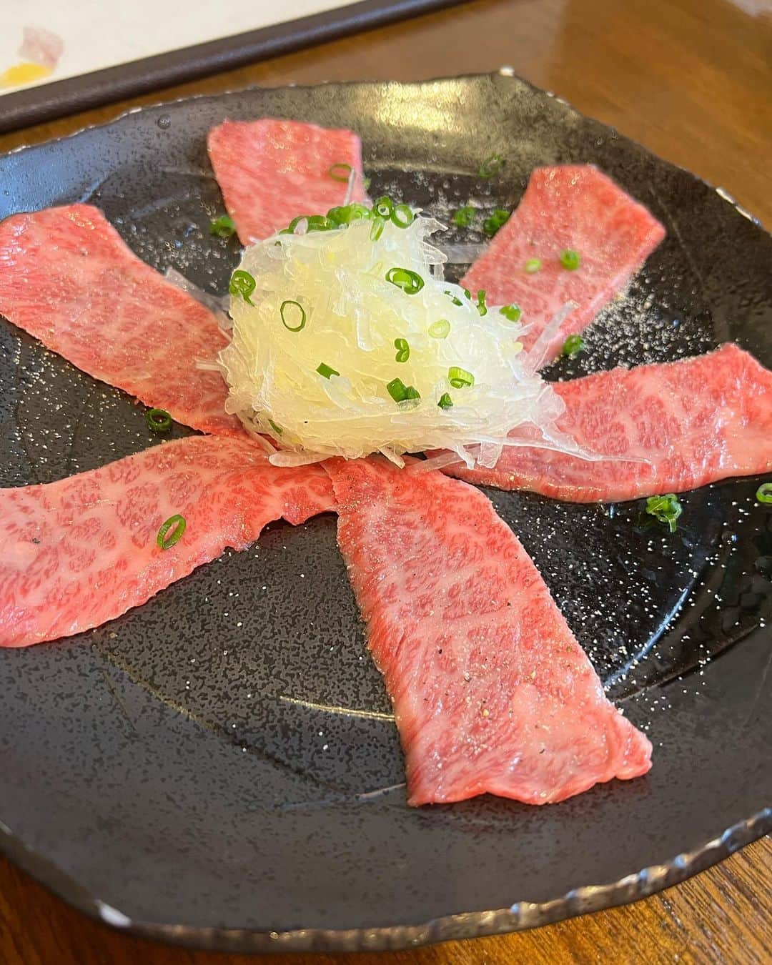 甘糟記子さんのインスタグラム写真 - (甘糟記子Instagram)「石垣島２日目の夕飯は、焼肉やまもと！！  とにかく予約が取れないので1ヶ月以上前に取ってます\(//∇//)\  こちらもネギを巻いてポン酢で食べるのとかがすごく美味しくて、お肉もふわふわいくらでもいけちゃう\(//∇//)\  カルビも脂っぽくなくて、でも柔らかくて本当に美味しいお店(๑>◡<๑)  赤むすびって、コチュジャンを混ぜたようなおにぎりも大好き╰(*´︶`*)╯♡  アカセンってホルモンも東京ではあまり見ないよね？  締めの冷麺もスープが美味しくてペロリだし、とにかく毎回来たいお店です(≧∀≦)  最後のは帰りに寄ったドンキホーテ！ ドンキホーテの唐揚げ好きで見に行ったら売り切れてた〜（笑）  子供達は入り口に並んでる椅子が大好きで、毎回写真撮って〜って言います(๑˃̵ᴗ˂̵)  沖縄風の歌うたってたけど、残念な感じで可愛い（笑）  おつまみや飲み物も買って、あとは部屋でのんびり(*´∀`)♪  最高〜\(//∇//)\  #甘糟旅行石垣島 #甘糟旅行#旅行#旅好き#肉好き#家族旅行#石垣島#沖縄#春休み#息子殿姫#息子殿#姫#楽しい」3月30日 12時30分 - norihey924