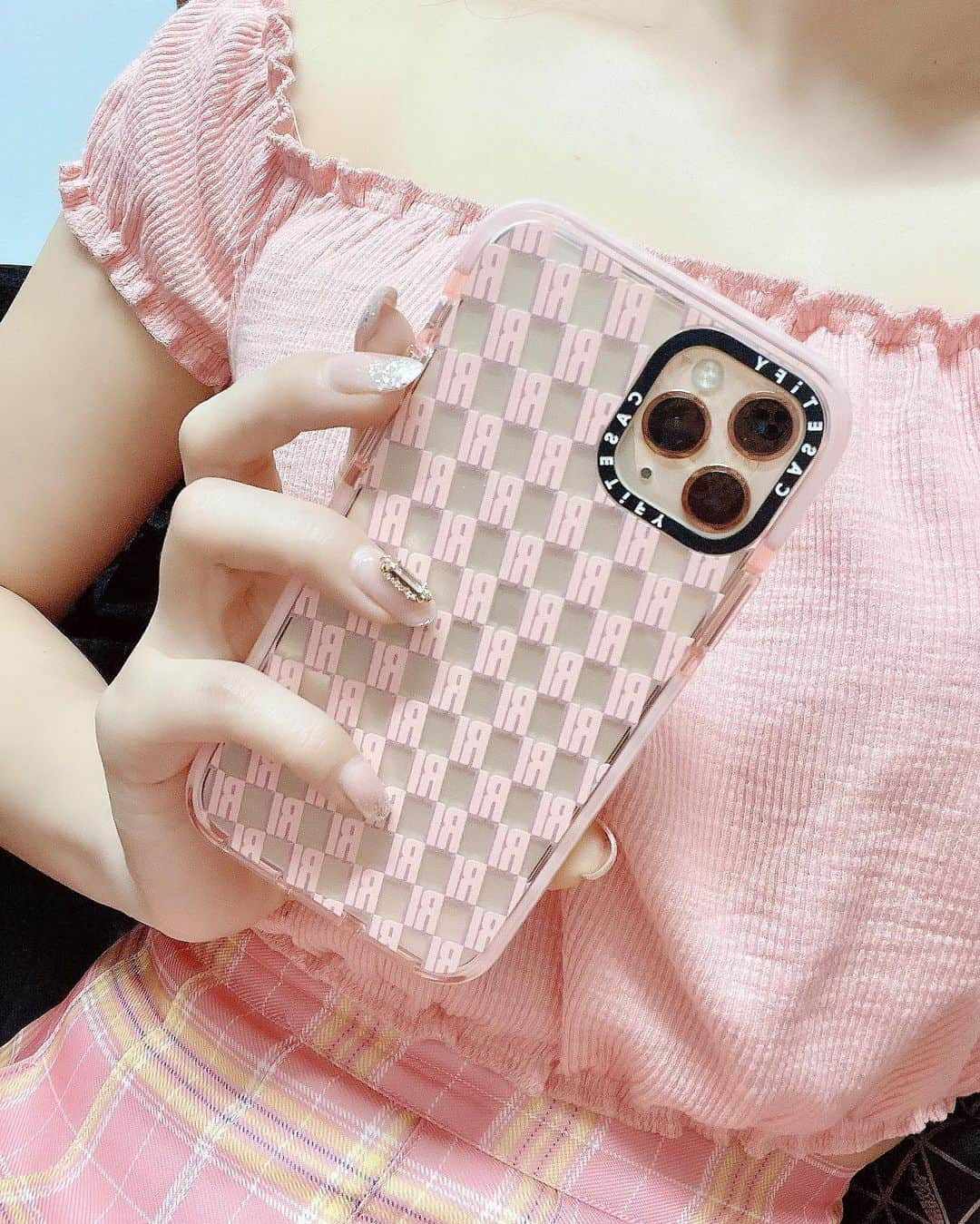 ririさんのインスタグラム写真 - (ririInstagram)「@casetify_jp のカスタム インパクトケース♥️ 好きな名前やイニシャル、記念日を いれて自分だけの オリジナルiPhoneケースの できあがりです🥰 カラバリ豊富なので 好きな色を選んでデザインできます🙇‍♀️  こんなスリムなデザインなんだけど❗️ 高さ2Mの衝撃にも耐えられる casetify独自の素材"qitech"を 使用してます💖💖💖 しっかり携帯を📱守ってくれるょん🧸 あたしは、 大好きなPiNK🍭にしたょん♥️ めちゃいい感じ😚 影をつけるか悩んだけど つけて良かったぁぁ😮‍💨 名前をいれてPOPな感じで かわいく仕上がりました🙄✌️♥️  15%オフになる プロモコード ⬇︎ 『15RIRI』 ぜひ使ってね！  ※iPhone13📱にも割引きコード使用できます  #CASETiFY #プロモーション #showyourcolors #iphoneケース #iphone13」3月30日 12時32分 - riri.ribon