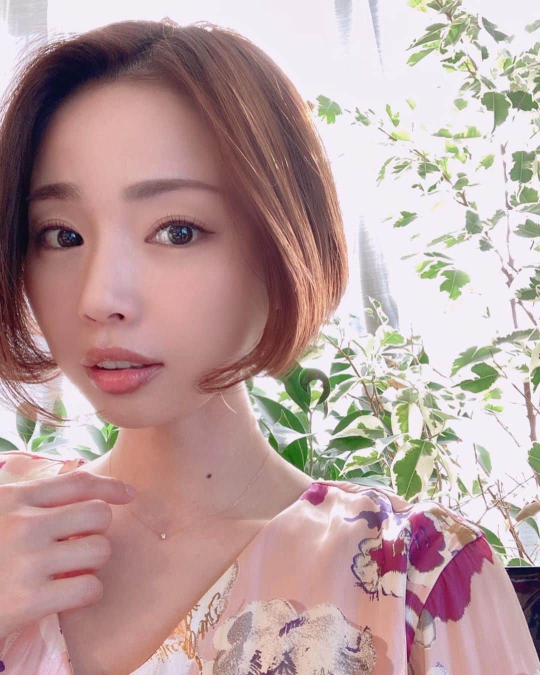 かすみりささんのインスタグラム写真 - (かすみりさInstagram)「🐰💕 ． 桜満開🌸🌸🌸 ．  ソメイヨシノの花言葉は ． 「精神美」「優れた美人」「純潔」「高貴」 ． だそうです🌸 ． あっという間に散ってしまって切なくて儚いですが、風になびく花びらもひらひら美しいです😌 ． #桜満開 #染井吉野 #ソメイヨシノ #cherryblossom  #spring #love #happy #peace #❤️ #🌸 #🕊」3月30日 13時55分 - risa_kasumi