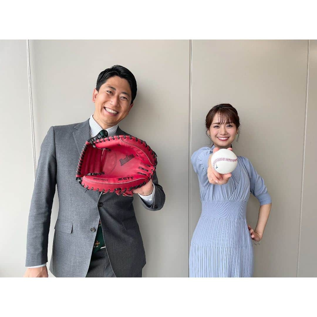 井上清華さんのインスタグラム写真 - (井上清華Instagram)「25日、ソフトバンクー日本ハム  パ・リーグ開幕戦、故郷・福岡で、 始球式をつとめさせていただきました。  BIGBOSSが打席に立ち キャッチしてくださるという ビッグサプライズ😂✨ 本当に真っ直ぐ投げられてよかった、、笑 お忙しい中教えてくださった 和田投手にも感謝です🙇‍♀️  ドームに行っていた小学生の頃の 自分に教えてあげたい！笑  今年も素晴らしいシーズンに なりますように⚾️✨  #始球式 #楽しかったー！！！ #ぬし先生 #ボールの握り方から教えてくれました  ※撮影時のみマスクを外しています」3月30日 15時56分 - seika_inoue