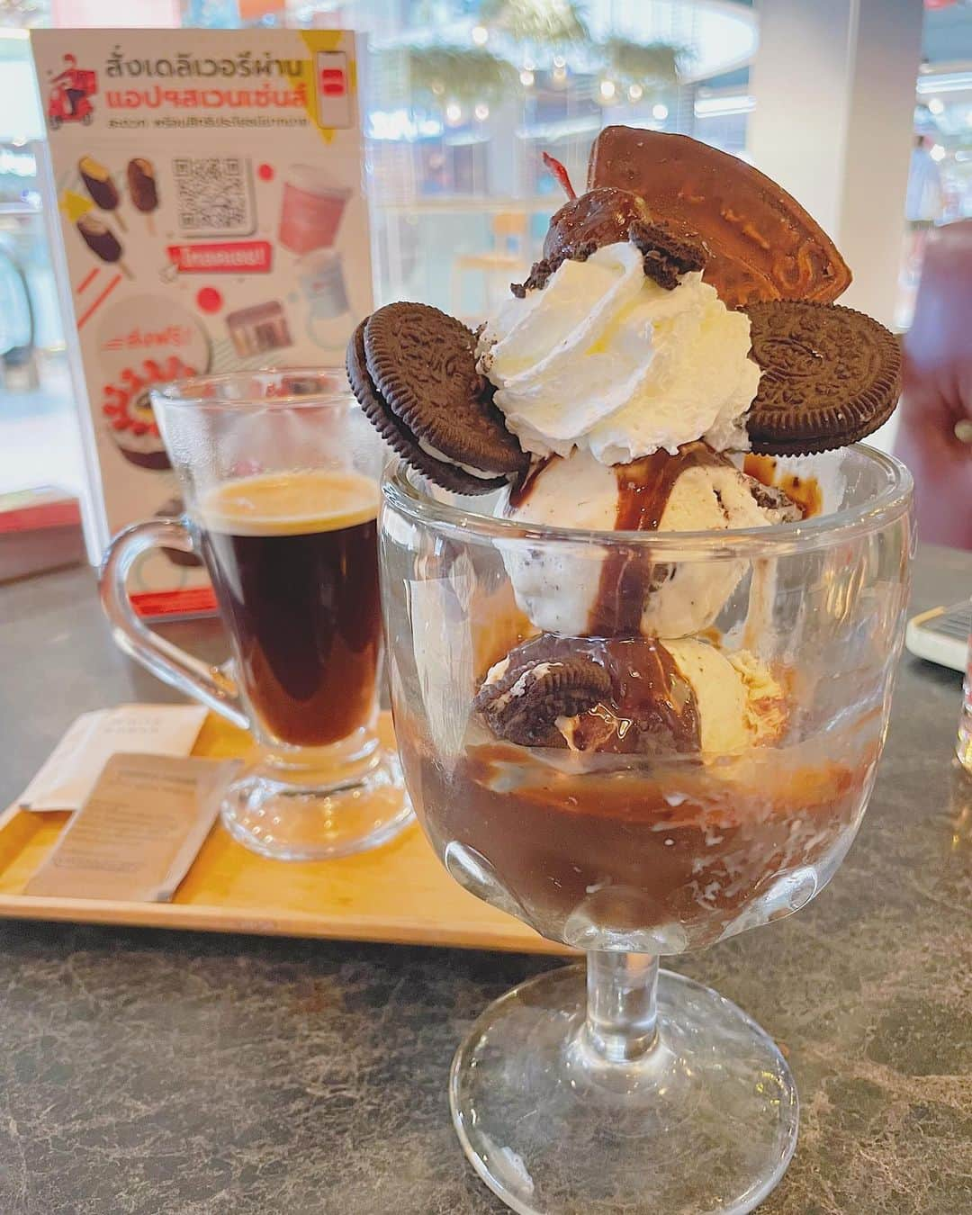 みまるさんのインスタグラム写真 - (みまるInstagram)「📍Swensen's  オレオパフェ最強に美味しい🍨🍫  #みまる #mimaru #干物女 #タイ #🇹🇭 #海外移住 #バンコク #バンコク生活 #bangkok #bkk #thailand #thai #海外 #海外生活  #海外旅行  #ナチュラルライフ #自由人 #酒好き #バンコクカフェ #youtuber #干物妹みまる#バンコク情報  #みまるチャンネル #在タイ日本人 #バンコクグルメ #バンコク駐妻 #swensens #swensensthailand #スウェンセンズ #オレオパフェ」3月30日 16時39分 - mimaru_dayo