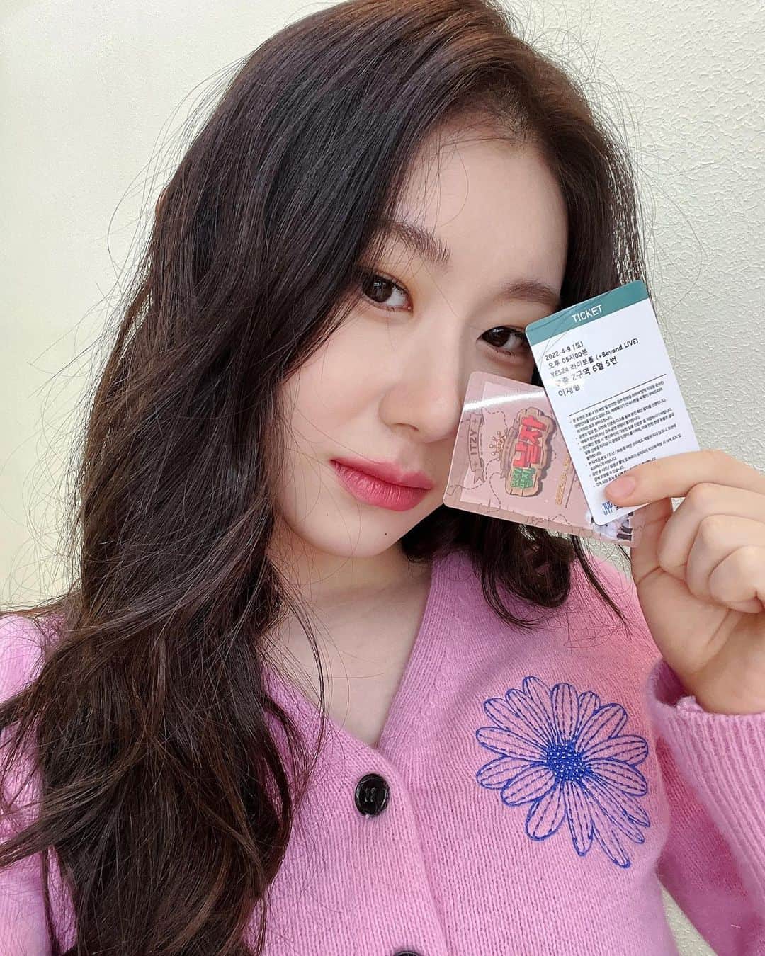 ITZYさんのインスタグラム写真 - (ITZYInstagram)「ITZY The 1st Fan Meeting "있지 믿지, 날자!"  Adventure of ITZY⎈MIDZY Master Special Selfie for MIDZY🎁  📌 2022.04.09 SAT 5PM (KST) 📌 https://bit.ly/3AWtZQl 📌 http://beyondlive.com/contents/20  #ITZY #MIDZY @itzy.all.in.us #있지믿지날자 #BeyondLIVE」3月30日 17時01分 - itzy.all.in.us