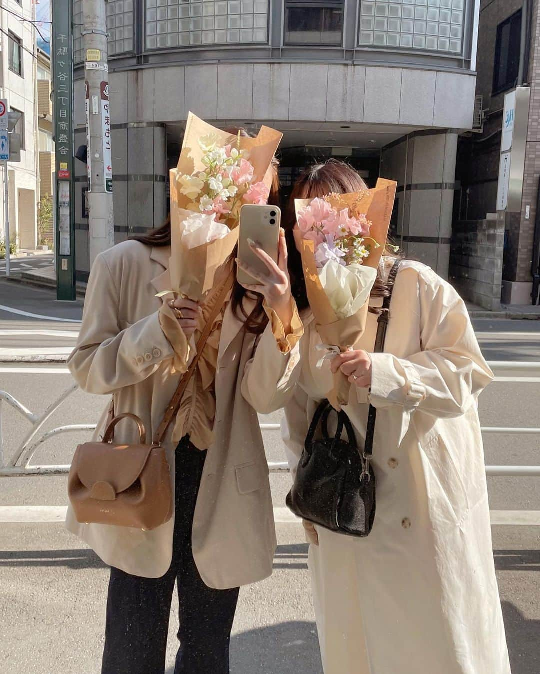 RiLiさんのインスタグラム写真 - (RiLiInstagram)「お花がキニナル季節🫣💞 【フラワーフォト】🌸⁣🌷🌼 .⁣ やっぱり春はお花屋さんが⁣ 気になっちゃう🏠💭 .⁣ この時期はかわいい⁣ お花が目白押しだよ🪷⁣ .⁣ どんなお花を買えば⁣ かわいいんだろ〜 どうやってお花を撮れば⁣ かわいいんだろ〜🤔⁣ .⁣ って悩んでいる子は⁣ 【フラワーフォト】を⁣ 参考にしてみてね😏🌸⁣ .⁣ アンスリウム⁣ カーネーション⁣ スイトピー⁣ スターチス⁣ なんかがかわいくて⁣ おすすめ🌷🌼🌸 .⁣ ❣️❣️❣️⁣⁣ RiLi.tokyoはみんなの⁣⁣ 「なりたい」「やりたい」を応援💡⁣⁣ .⁣⁣ かわいいコーデやアイテム⁣⁣ 注目スポットなどが撮れたら⁣⁣ ハッシュタグ→#rili_tokyo を付けて投稿してね❗⁣⁣⁣ RiLiで紹介しちゃうかも🤭⁣⁣ ．⁣⁣⁣ Special Thanks💋 Photo by⁣⁣⁣ @r.kaaa⁣ @nami___grm⁣ @mona88._⁣ @seri._.0623⁣ @sz___1219⁣ @yuiny_co⁣ @mif_213⁣ .⁣⁣⁣ #花束#花束包装 #花束プレゼント #花束フォト #ブーケ #誕生日サプライズ #ユニクロフラワー #UNIQLOflower #ブーケ #フラワーフォト #お花屋さん #お花 #ブーケプレゼント #花のある生活 ##rili_tokyo #おしゃれさんと繋がりたい #お洒落さんと繋がりたい #ファッション #패션스타그램 #ootd #outfit__am1208」3月30日 18時00分 - rili.tokyo