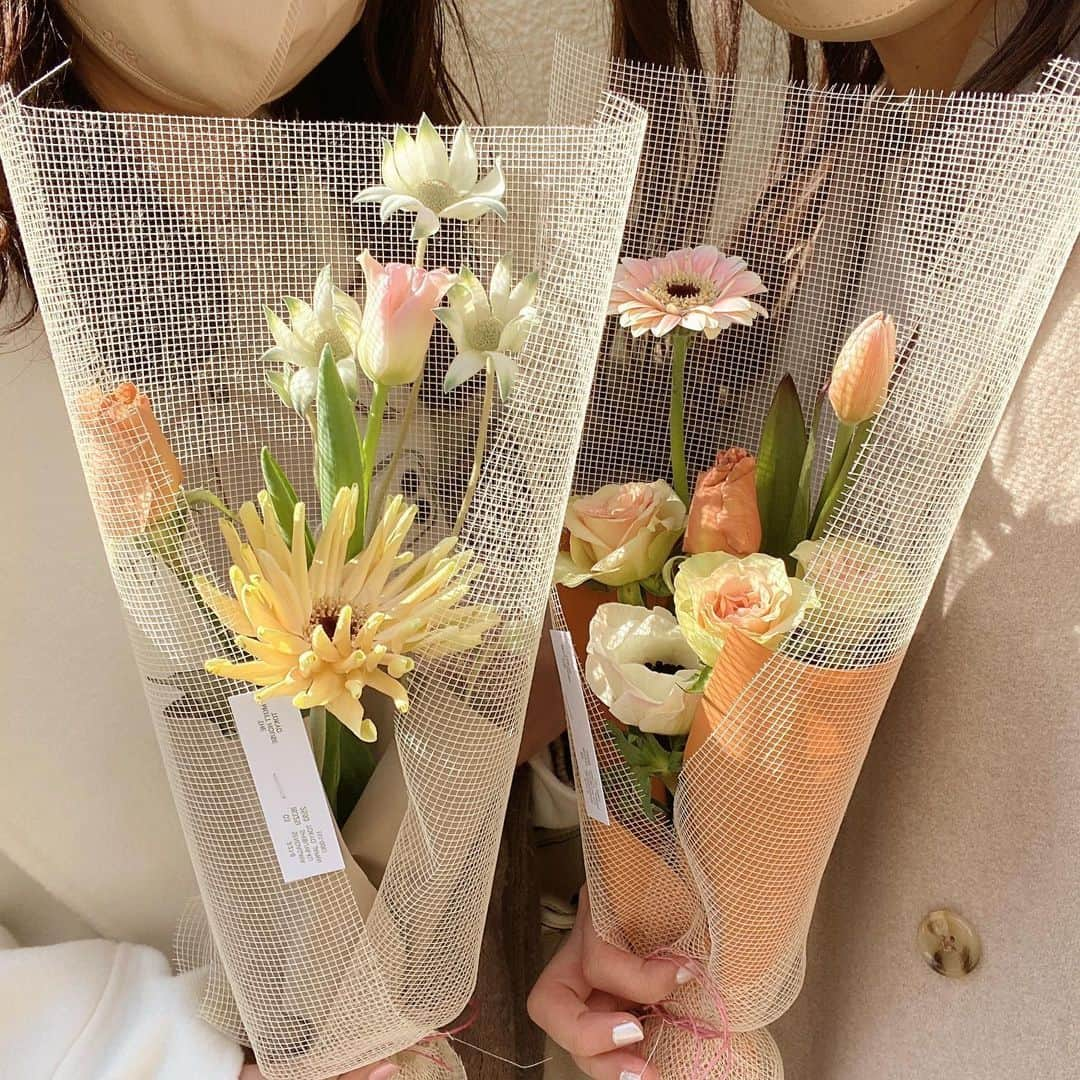 RiLiさんのインスタグラム写真 - (RiLiInstagram)「お花がキニナル季節🫣💞 【フラワーフォト】🌸⁣🌷🌼 .⁣ やっぱり春はお花屋さんが⁣ 気になっちゃう🏠💭 .⁣ この時期はかわいい⁣ お花が目白押しだよ🪷⁣ .⁣ どんなお花を買えば⁣ かわいいんだろ〜 どうやってお花を撮れば⁣ かわいいんだろ〜🤔⁣ .⁣ って悩んでいる子は⁣ 【フラワーフォト】を⁣ 参考にしてみてね😏🌸⁣ .⁣ アンスリウム⁣ カーネーション⁣ スイトピー⁣ スターチス⁣ なんかがかわいくて⁣ おすすめ🌷🌼🌸 .⁣ ❣️❣️❣️⁣⁣ RiLi.tokyoはみんなの⁣⁣ 「なりたい」「やりたい」を応援💡⁣⁣ .⁣⁣ かわいいコーデやアイテム⁣⁣ 注目スポットなどが撮れたら⁣⁣ ハッシュタグ→#rili_tokyo を付けて投稿してね❗⁣⁣⁣ RiLiで紹介しちゃうかも🤭⁣⁣ ．⁣⁣⁣ Special Thanks💋 Photo by⁣⁣⁣ @r.kaaa⁣ @nami___grm⁣ @mona88._⁣ @seri._.0623⁣ @sz___1219⁣ @yuiny_co⁣ @mif_213⁣ .⁣⁣⁣ #花束#花束包装 #花束プレゼント #花束フォト #ブーケ #誕生日サプライズ #ユニクロフラワー #UNIQLOflower #ブーケ #フラワーフォト #お花屋さん #お花 #ブーケプレゼント #花のある生活 ##rili_tokyo #おしゃれさんと繋がりたい #お洒落さんと繋がりたい #ファッション #패션스타그램 #ootd #outfit__am1208」3月30日 18時00分 - rili.tokyo