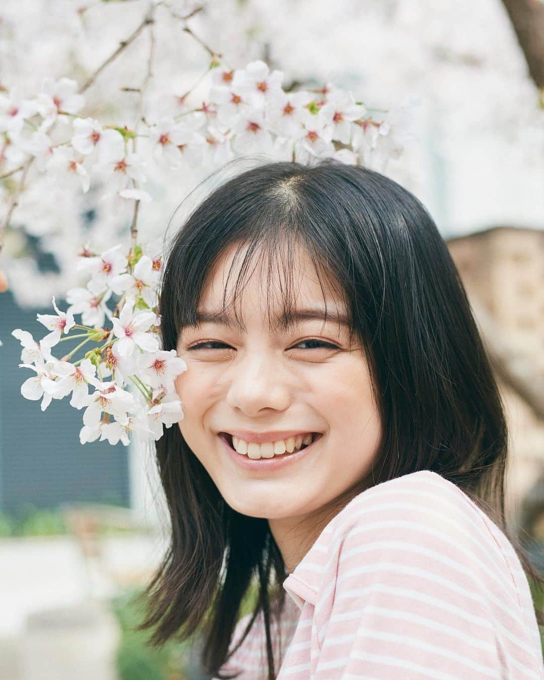 紺野彩夏さんのインスタグラム写真 - (紺野彩夏Instagram)「ノンノの撮影終わり、桜が満開だったので写真撮ってもらっちゃいました☺︎ 私服もどこかに載せてるので見てみてね👶」3月30日 18時39分 - ayaka_konno_official