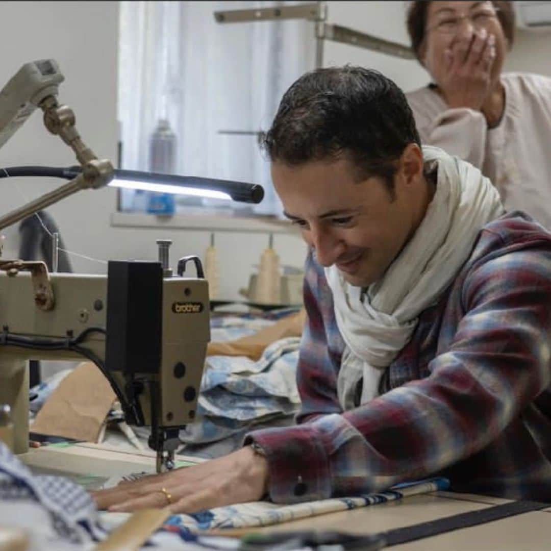 クリストフ・ルメールさんのインスタグラム写真 - (クリストフ・ルメールInstagram)「競馬の世界から 発想を受け、100％メイドインジャパンのブランド「CL by C.ルメール」 は、日本の素晴らしい職人とのコラボレーションを誇りに思います。大阪・和歌山の製造チームの皆さん、漆マスター佐藤さん@ satokiyomatsushoten、京都在住のストリートアーティストMOYA＠ moya_mk16、ありがとうございます！詳しくは@cl_by_c.lemaire をチェックしてください。4月13日スタートします。Very proud of collaborating with artisans of Japan for the launch of CL by C.ルメール, a brand inspired by the universe of horse racing and 100% made and sold in Japan. Thank you to the production team in Osaka and Wakayama, the “urushi” master @satokiyomatsushoten and Kyoto-based street artist @moya_mk16. Follow @cl_by_c.lemaire for more information. Launching on April 13th.#clbycルメール #競馬を着こなせ#メイドインジャパン#ストリートジョッキー」3月30日 19時17分 - christophelemaire_officiel