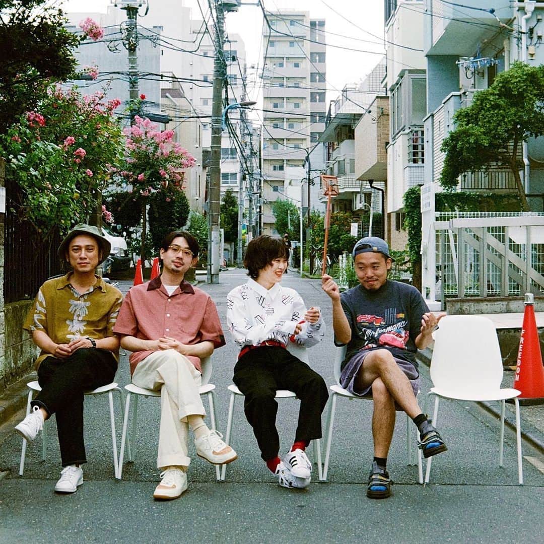 Reiさんのインスタグラム写真 - (ReiInstagram)「🪡  本日 Collaboration Album QUILT より 表題曲 "QUILT with Ryohu & Friends" が 先行リリースされました。  とにかく聴いてみて。 これは2022年、東京で音楽を生業とする私たちの、 目まぐるしくも美しい日常を表現した曲。 いわばドキュメンタリー。  援護しあう仲間たちに敬意を。  Rei w Ryohu & Friends are... Rei (vo.gtr) Ryohu (rap) ハマ・オカモト (ba) 石若駿 (dr) 渡辺シュンスケ (kb)  🧵」3月30日 19時17分 - guita_rei