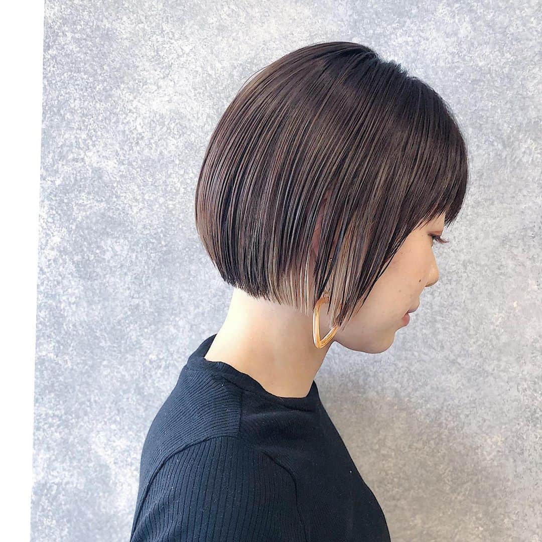 本田重人さんのインスタグラム写真 - (本田重人Instagram)「【髪質改善ストレート】で 乾かすのも楽にさらさらな髪質に✨ ⁡ ショート、ボブをより扱いやすいようにと 考え抜いて進化させたストレートパーマ。 ⁡ なるべくシンプルに、けどこだわりのあるストレートは柔らかく、さらさらになります！ ⁡ 是非お試しを😊✨ ⁡ 【ドライカットでの毛量、質感調整】 普段からのお手入れのしやすさにも こだわってカットしています。 ⁡ 短くすると収まりが悪くなってしまうかも？ と思っている方も多々いらっしゃいますが そんな事はありません❗️  僕はドライカットで根本付近から 毛量調整をするのですが、 そうする事で毛先の厚みは残しながら 毛量をかなり取る事ができます。 ⁡ 中間毛先の軽さが出過ぎると、 重みがないので根本も膨らみやすく、毛先もはねやく、傷みやすいです🤔 ⁡ もちろん伸びてきてぴんぴん髪がでたり、 さわってちくちくしない様に繊細にカットしてます😊 （梳く技術もとても難しいです） ⁡ 毛先に厚みがある事でまとまりと可愛い毛束感が出せて、 乾かすのもかなり楽になりますよ！ ⁡ 👉 一人一人の髪質に合わせたドライカットの毛量調整で よりお手入れが簡単に可愛いボブに😊 ⁡  #ボブ縮毛矯正  #ストレートボブ #ボブストレート #縮毛矯正ボブ #ボブのヘアカタ #ボブヘアカタ  #ショートストレート #ストレートショート #ショート縮毛矯正 #縮毛矯正ショート #ナチュラルストレート #縮毛矯正ショート ⁡ #丸みショート #くびれショート #ミニボブ #ショートボブ #前下がりショート #前下がりボブ #ワンカールボブ  #銀座ショート  #銀座ボブ #縮毛矯正銀座 #ショートヘアカタ  #ベルボブ #ベナボブ  #蔵前美容室GRAFF」3月30日 19時17分 - shigeto_honda