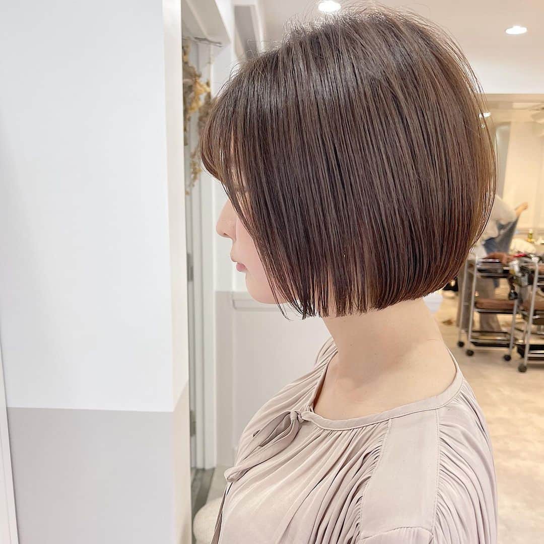 本田重人さんのインスタグラム写真 - (本田重人Instagram)「【髪質改善ストレート】で 乾かすのも楽にさらさらな髪質に✨ ⁡ ショート、ボブをより扱いやすいようにと 考え抜いて進化させたストレートパーマ。 ⁡ なるべくシンプルに、けどこだわりのあるストレートは柔らかく、さらさらになります！ ⁡ 是非お試しを😊✨ ⁡ 【ドライカットでの毛量、質感調整】 普段からのお手入れのしやすさにも こだわってカットしています。 ⁡ 短くすると収まりが悪くなってしまうかも？ と思っている方も多々いらっしゃいますが そんな事はありません❗️  僕はドライカットで根本付近から 毛量調整をするのですが、 そうする事で毛先の厚みは残しながら 毛量をかなり取る事ができます。 ⁡ 中間毛先の軽さが出過ぎると、 重みがないので根本も膨らみやすく、毛先もはねやく、傷みやすいです🤔 ⁡ もちろん伸びてきてぴんぴん髪がでたり、 さわってちくちくしない様に繊細にカットしてます😊 （梳く技術もとても難しいです） ⁡ 毛先に厚みがある事でまとまりと可愛い毛束感が出せて、 乾かすのもかなり楽になりますよ！ ⁡ 👉 一人一人の髪質に合わせたドライカットの毛量調整で よりお手入れが簡単に可愛いボブに😊 ⁡  #ボブ縮毛矯正  #ストレートボブ #ボブストレート #縮毛矯正ボブ #ボブのヘアカタ #ボブヘアカタ  #ショートストレート #ストレートショート #ショート縮毛矯正 #縮毛矯正ショート #ナチュラルストレート #縮毛矯正ショート ⁡ #丸みショート #くびれショート #ミニボブ #ショートボブ #前下がりショート #前下がりボブ #ワンカールボブ  #銀座ショート  #銀座ボブ #縮毛矯正銀座 #ショートヘアカタ  #ベルボブ #ベナボブ  #蔵前美容室GRAFF」3月30日 19時17分 - shigeto_honda
