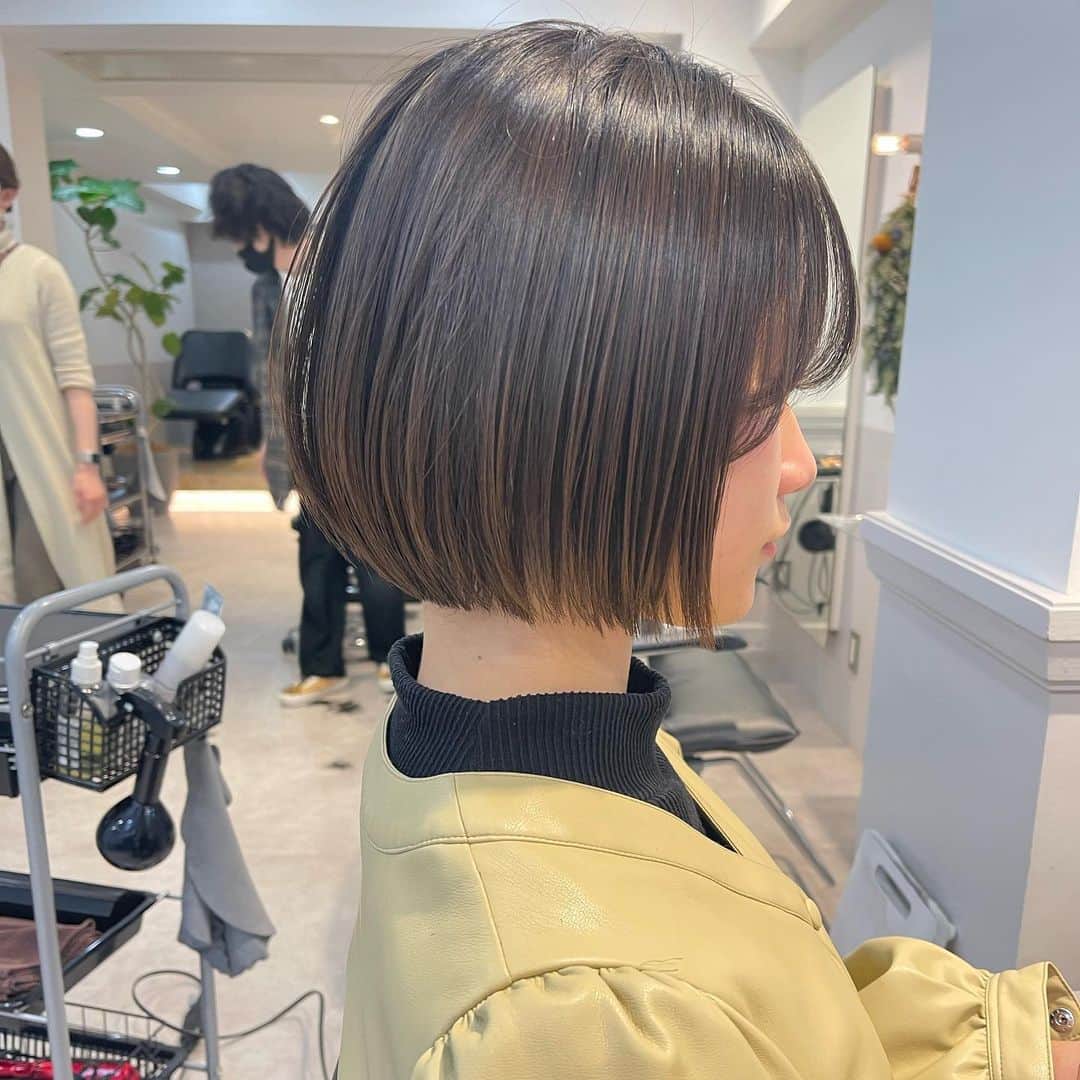 本田重人さんのインスタグラム写真 - (本田重人Instagram)「【髪質改善ストレート】で 乾かすのも楽にさらさらな髪質に✨ ⁡ ショート、ボブをより扱いやすいようにと 考え抜いて進化させたストレートパーマ。 ⁡ なるべくシンプルに、けどこだわりのあるストレートは柔らかく、さらさらになります！ ⁡ 是非お試しを😊✨ ⁡ 【ドライカットでの毛量、質感調整】 普段からのお手入れのしやすさにも こだわってカットしています。 ⁡ 短くすると収まりが悪くなってしまうかも？ と思っている方も多々いらっしゃいますが そんな事はありません❗️  僕はドライカットで根本付近から 毛量調整をするのですが、 そうする事で毛先の厚みは残しながら 毛量をかなり取る事ができます。 ⁡ 中間毛先の軽さが出過ぎると、 重みがないので根本も膨らみやすく、毛先もはねやく、傷みやすいです🤔 ⁡ もちろん伸びてきてぴんぴん髪がでたり、 さわってちくちくしない様に繊細にカットしてます😊 （梳く技術もとても難しいです） ⁡ 毛先に厚みがある事でまとまりと可愛い毛束感が出せて、 乾かすのもかなり楽になりますよ！ ⁡ 👉 一人一人の髪質に合わせたドライカットの毛量調整で よりお手入れが簡単に可愛いボブに😊 ⁡  #ボブ縮毛矯正  #ストレートボブ #ボブストレート #縮毛矯正ボブ #ボブのヘアカタ #ボブヘアカタ  #ショートストレート #ストレートショート #ショート縮毛矯正 #縮毛矯正ショート #ナチュラルストレート #縮毛矯正ショート ⁡ #丸みショート #くびれショート #ミニボブ #ショートボブ #前下がりショート #前下がりボブ #ワンカールボブ  #銀座ショート  #銀座ボブ #縮毛矯正銀座 #ショートヘアカタ  #ベルボブ #ベナボブ  #蔵前美容室GRAFF」3月30日 19時17分 - shigeto_honda