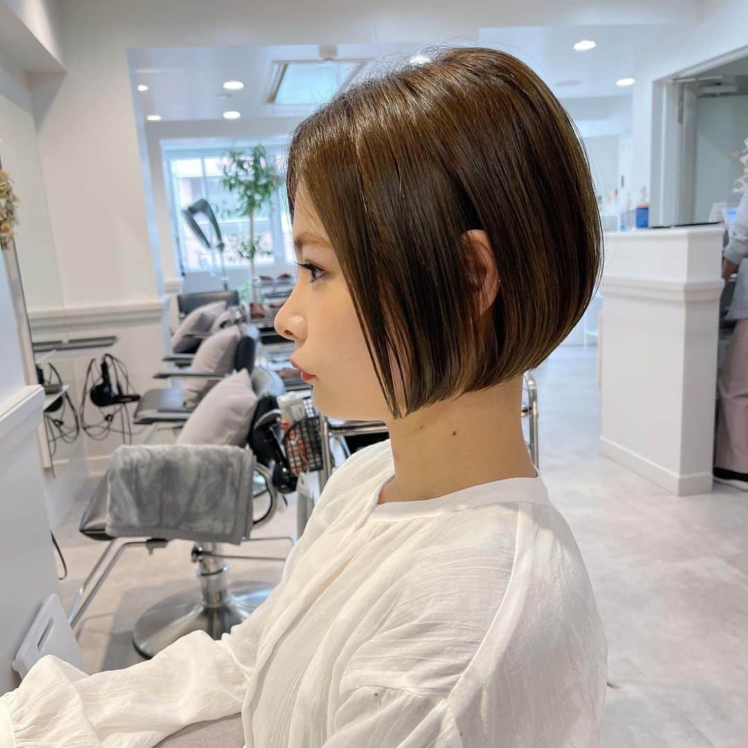 本田重人さんのインスタグラム写真 - (本田重人Instagram)「【髪質改善ストレート】で 乾かすのも楽にさらさらな髪質に✨ ⁡ ショート、ボブをより扱いやすいようにと 考え抜いて進化させたストレートパーマ。 ⁡ なるべくシンプルに、けどこだわりのあるストレートは柔らかく、さらさらになります！ ⁡ 是非お試しを😊✨ ⁡ 【ドライカットでの毛量、質感調整】 普段からのお手入れのしやすさにも こだわってカットしています。 ⁡ 短くすると収まりが悪くなってしまうかも？ と思っている方も多々いらっしゃいますが そんな事はありません❗️  僕はドライカットで根本付近から 毛量調整をするのですが、 そうする事で毛先の厚みは残しながら 毛量をかなり取る事ができます。 ⁡ 中間毛先の軽さが出過ぎると、 重みがないので根本も膨らみやすく、毛先もはねやく、傷みやすいです🤔 ⁡ もちろん伸びてきてぴんぴん髪がでたり、 さわってちくちくしない様に繊細にカットしてます😊 （梳く技術もとても難しいです） ⁡ 毛先に厚みがある事でまとまりと可愛い毛束感が出せて、 乾かすのもかなり楽になりますよ！ ⁡ 👉 一人一人の髪質に合わせたドライカットの毛量調整で よりお手入れが簡単に可愛いボブに😊 ⁡  #ボブ縮毛矯正  #ストレートボブ #ボブストレート #縮毛矯正ボブ #ボブのヘアカタ #ボブヘアカタ  #ショートストレート #ストレートショート #ショート縮毛矯正 #縮毛矯正ショート #ナチュラルストレート #縮毛矯正ショート ⁡ #丸みショート #くびれショート #ミニボブ #ショートボブ #前下がりショート #前下がりボブ #ワンカールボブ  #銀座ショート  #銀座ボブ #縮毛矯正銀座 #ショートヘアカタ  #ベルボブ #ベナボブ  #蔵前美容室GRAFF」3月30日 19時17分 - shigeto_honda