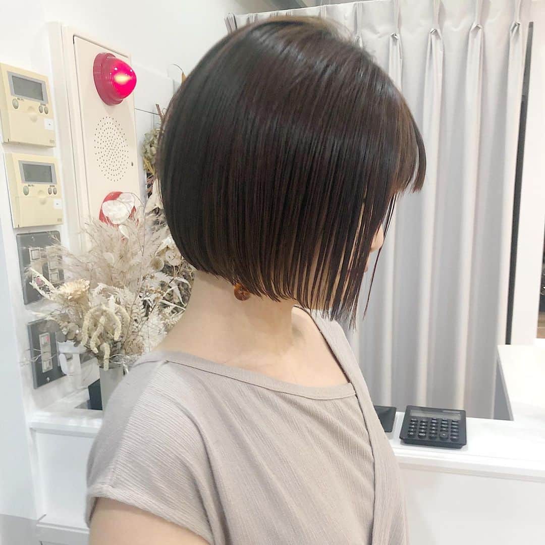 本田重人さんのインスタグラム写真 - (本田重人Instagram)「【髪質改善ストレート】で 乾かすのも楽にさらさらな髪質に✨ ⁡ ショート、ボブをより扱いやすいようにと 考え抜いて進化させたストレートパーマ。 ⁡ なるべくシンプルに、けどこだわりのあるストレートは柔らかく、さらさらになります！ ⁡ 是非お試しを😊✨ ⁡ 【ドライカットでの毛量、質感調整】 普段からのお手入れのしやすさにも こだわってカットしています。 ⁡ 短くすると収まりが悪くなってしまうかも？ と思っている方も多々いらっしゃいますが そんな事はありません❗️  僕はドライカットで根本付近から 毛量調整をするのですが、 そうする事で毛先の厚みは残しながら 毛量をかなり取る事ができます。 ⁡ 中間毛先の軽さが出過ぎると、 重みがないので根本も膨らみやすく、毛先もはねやく、傷みやすいです🤔 ⁡ もちろん伸びてきてぴんぴん髪がでたり、 さわってちくちくしない様に繊細にカットしてます😊 （梳く技術もとても難しいです） ⁡ 毛先に厚みがある事でまとまりと可愛い毛束感が出せて、 乾かすのもかなり楽になりますよ！ ⁡ 👉 一人一人の髪質に合わせたドライカットの毛量調整で よりお手入れが簡単に可愛いボブに😊 ⁡  #ボブ縮毛矯正  #ストレートボブ #ボブストレート #縮毛矯正ボブ #ボブのヘアカタ #ボブヘアカタ  #ショートストレート #ストレートショート #ショート縮毛矯正 #縮毛矯正ショート #ナチュラルストレート #縮毛矯正ショート ⁡ #丸みショート #くびれショート #ミニボブ #ショートボブ #前下がりショート #前下がりボブ #ワンカールボブ  #銀座ショート  #銀座ボブ #縮毛矯正銀座 #ショートヘアカタ  #ベルボブ #ベナボブ  #蔵前美容室GRAFF」3月30日 19時17分 - shigeto_honda