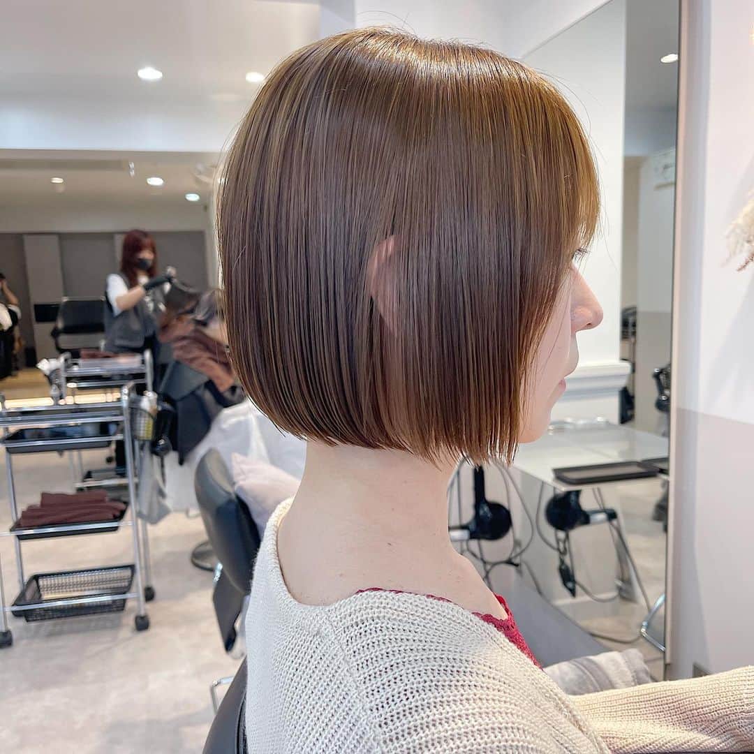 本田重人さんのインスタグラム写真 - (本田重人Instagram)「【髪質改善ストレート】で 乾かすのも楽にさらさらな髪質に✨ ⁡ ショート、ボブをより扱いやすいようにと 考え抜いて進化させたストレートパーマ。 ⁡ なるべくシンプルに、けどこだわりのあるストレートは柔らかく、さらさらになります！ ⁡ 是非お試しを😊✨ ⁡ 【ドライカットでの毛量、質感調整】 普段からのお手入れのしやすさにも こだわってカットしています。 ⁡ 短くすると収まりが悪くなってしまうかも？ と思っている方も多々いらっしゃいますが そんな事はありません❗️  僕はドライカットで根本付近から 毛量調整をするのですが、 そうする事で毛先の厚みは残しながら 毛量をかなり取る事ができます。 ⁡ 中間毛先の軽さが出過ぎると、 重みがないので根本も膨らみやすく、毛先もはねやく、傷みやすいです🤔 ⁡ もちろん伸びてきてぴんぴん髪がでたり、 さわってちくちくしない様に繊細にカットしてます😊 （梳く技術もとても難しいです） ⁡ 毛先に厚みがある事でまとまりと可愛い毛束感が出せて、 乾かすのもかなり楽になりますよ！ ⁡ 👉 一人一人の髪質に合わせたドライカットの毛量調整で よりお手入れが簡単に可愛いボブに😊 ⁡  #ボブ縮毛矯正  #ストレートボブ #ボブストレート #縮毛矯正ボブ #ボブのヘアカタ #ボブヘアカタ  #ショートストレート #ストレートショート #ショート縮毛矯正 #縮毛矯正ショート #ナチュラルストレート #縮毛矯正ショート ⁡ #丸みショート #くびれショート #ミニボブ #ショートボブ #前下がりショート #前下がりボブ #ワンカールボブ  #銀座ショート  #銀座ボブ #縮毛矯正銀座 #ショートヘアカタ  #ベルボブ #ベナボブ  #蔵前美容室GRAFF」3月30日 19時17分 - shigeto_honda