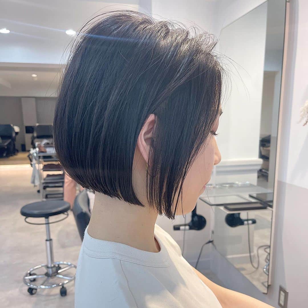 本田重人さんのインスタグラム写真 - (本田重人Instagram)「【髪質改善ストレート】で 乾かすのも楽にさらさらな髪質に✨ ⁡ ショート、ボブをより扱いやすいようにと 考え抜いて進化させたストレートパーマ。 ⁡ なるべくシンプルに、けどこだわりのあるストレートは柔らかく、さらさらになります！ ⁡ 是非お試しを😊✨ ⁡ 【ドライカットでの毛量、質感調整】 普段からのお手入れのしやすさにも こだわってカットしています。 ⁡ 短くすると収まりが悪くなってしまうかも？ と思っている方も多々いらっしゃいますが そんな事はありません❗️  僕はドライカットで根本付近から 毛量調整をするのですが、 そうする事で毛先の厚みは残しながら 毛量をかなり取る事ができます。 ⁡ 中間毛先の軽さが出過ぎると、 重みがないので根本も膨らみやすく、毛先もはねやく、傷みやすいです🤔 ⁡ もちろん伸びてきてぴんぴん髪がでたり、 さわってちくちくしない様に繊細にカットしてます😊 （梳く技術もとても難しいです） ⁡ 毛先に厚みがある事でまとまりと可愛い毛束感が出せて、 乾かすのもかなり楽になりますよ！ ⁡ 👉 一人一人の髪質に合わせたドライカットの毛量調整で よりお手入れが簡単に可愛いボブに😊 ⁡  #ボブ縮毛矯正  #ストレートボブ #ボブストレート #縮毛矯正ボブ #ボブのヘアカタ #ボブヘアカタ  #ショートストレート #ストレートショート #ショート縮毛矯正 #縮毛矯正ショート #ナチュラルストレート #縮毛矯正ショート ⁡ #丸みショート #くびれショート #ミニボブ #ショートボブ #前下がりショート #前下がりボブ #ワンカールボブ  #銀座ショート  #銀座ボブ #縮毛矯正銀座 #ショートヘアカタ  #ベルボブ #ベナボブ  #蔵前美容室GRAFF」3月30日 19時17分 - shigeto_honda