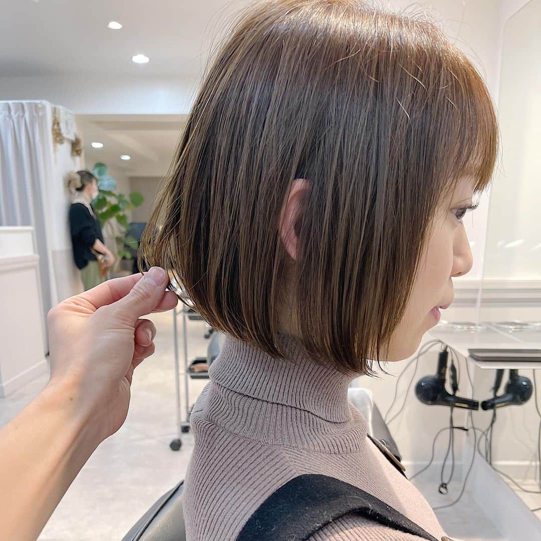 本田重人さんのインスタグラム写真 - (本田重人Instagram)「【髪質改善ストレート】で 乾かすのも楽にさらさらな髪質に✨ ⁡ ショート、ボブをより扱いやすいようにと 考え抜いて進化させたストレートパーマ。 ⁡ なるべくシンプルに、けどこだわりのあるストレートは柔らかく、さらさらになります！ ⁡ 是非お試しを😊✨ ⁡ 【ドライカットでの毛量、質感調整】 普段からのお手入れのしやすさにも こだわってカットしています。 ⁡ 短くすると収まりが悪くなってしまうかも？ と思っている方も多々いらっしゃいますが そんな事はありません❗️  僕はドライカットで根本付近から 毛量調整をするのですが、 そうする事で毛先の厚みは残しながら 毛量をかなり取る事ができます。 ⁡ 中間毛先の軽さが出過ぎると、 重みがないので根本も膨らみやすく、毛先もはねやく、傷みやすいです🤔 ⁡ もちろん伸びてきてぴんぴん髪がでたり、 さわってちくちくしない様に繊細にカットしてます😊 （梳く技術もとても難しいです） ⁡ 毛先に厚みがある事でまとまりと可愛い毛束感が出せて、 乾かすのもかなり楽になりますよ！ ⁡ 👉 一人一人の髪質に合わせたドライカットの毛量調整で よりお手入れが簡単に可愛いボブに😊 ⁡  #ボブ縮毛矯正  #ストレートボブ #ボブストレート #縮毛矯正ボブ #ボブのヘアカタ #ボブヘアカタ  #ショートストレート #ストレートショート #ショート縮毛矯正 #縮毛矯正ショート #ナチュラルストレート #縮毛矯正ショート ⁡ #丸みショート #くびれショート #ミニボブ #ショートボブ #前下がりショート #前下がりボブ #ワンカールボブ  #銀座ショート  #銀座ボブ #縮毛矯正銀座 #ショートヘアカタ  #ベルボブ #ベナボブ  #蔵前美容室GRAFF」3月30日 19時17分 - shigeto_honda
