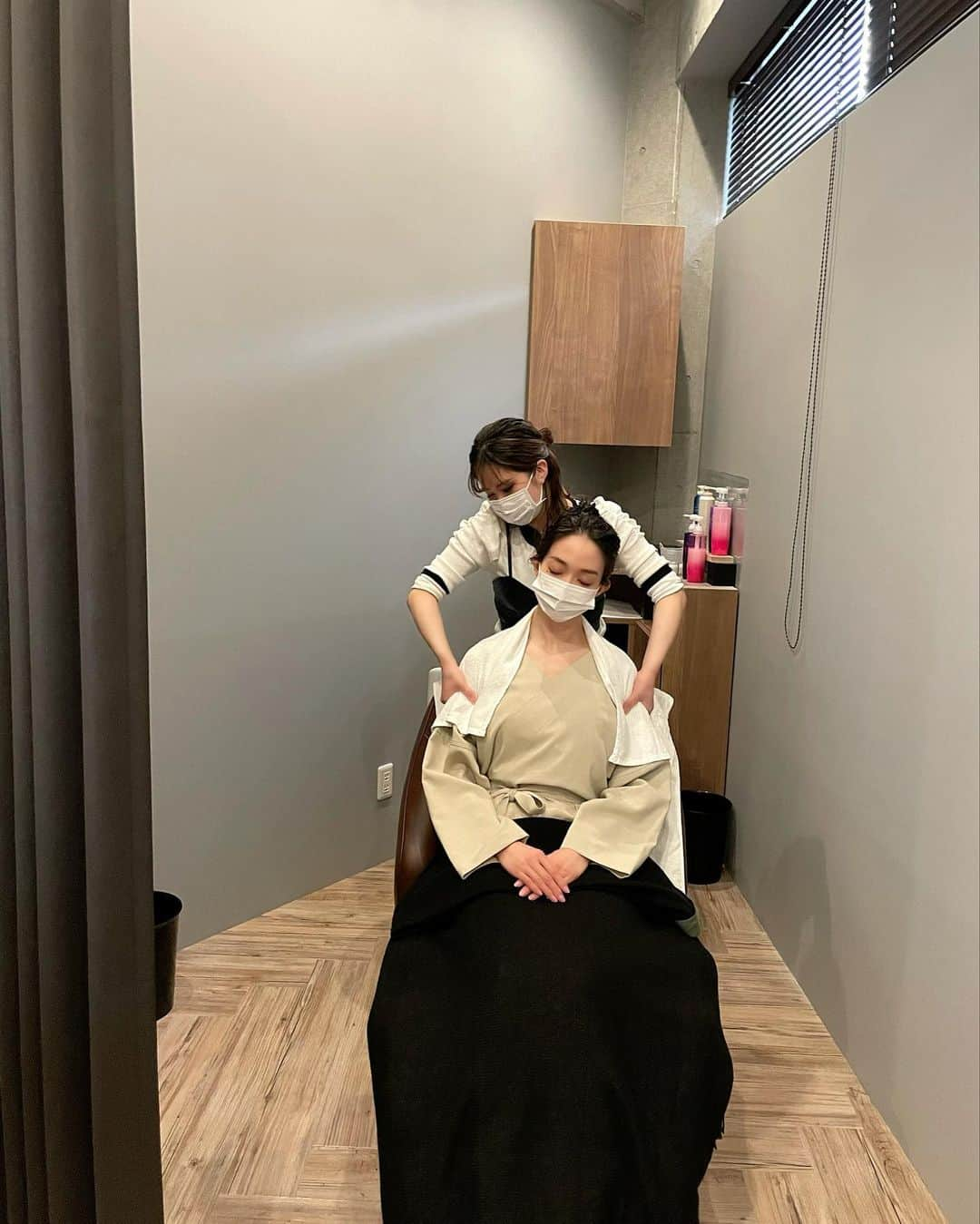 松島花さんのインスタグラム写真 - (松島花Instagram)「: 私がヘアカラーで通っている恵比寿の ヘアサロン"ピークス"がお店を拡張して✨ ヘッドスパも始めたので行ってきました💆🏻‍♀️ : @ami_rmpg_ami ちゃん、めちゃ上手で 撮影終わりの私はすぐ寝落ち😪笑💤 気持ち良すぎました〜💕ありがとう🙏🏻 : ヘアカラーの内容は変わらずです💁🏻‍♀️↓ 内側はブリーチを使ったハイライト、 表面はブリーチを使わずにナチュラルな ハイライトを入れています♪ ハイライト以外の全体の色は地毛です♪ お仕事の内容によって、ブリーチしている ハイライトの明るさを落ち着かせてたり、 明るめにしたりその都度、調整しています。 @colorist_kijima_kenji さんに 相談してみて下さいねっ🙋🏻‍♀️ : #peakshair #hairsalon #haircolor  #highlightcolor #ピークスヘアー  #ヘアサロン #ハイライト#ヘアカラー」3月30日 19時22分 - hana_matsushima_official