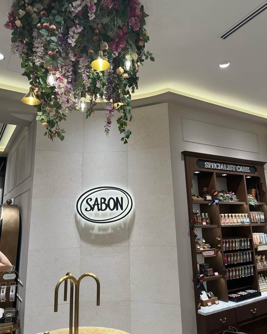 nami_kanemotoさんのインスタグラム写真 - (nami_kanemotoInstagram)「@sabon_japan 🤍  世界初の「SPA」を常設した旗艦店「SABON lʼAtelier SPA」がオープン。一足先にパーティへいってきました🕊🌱✨  花と緑にあふれるオアシスの中でオールハンドトリートメントで受けれて都会の中で現代を生きるすべての人達がいつでもサラッと立ち寄ることができるナチュラルなライフスタイルを五感を豊かに満たしてほしい🤍とゆう思いが込められてるんだって✨ PERSONAL SERVICEがあって名前やメッセージも入れられるからお祝い毎のプレゼントにも🎁  様々な理由で廃棄されてしまう前に花々を永遠に楽しめるドライフラワーとしてアップサイクルされた空間もステキだなぁ🌸 今だけ限定でフラワーシャンデリアも見ることができるよ🌸 今の時期は外は中目黒沿いは桜満開だしSABONはいい匂いだしぜひ癒されに行ってみてください〜🌱  マスクは撮影時のみ外しています。  #SABON #SABONiʼatelierspa #sabonad」3月30日 19時34分 - _namikanemoto_