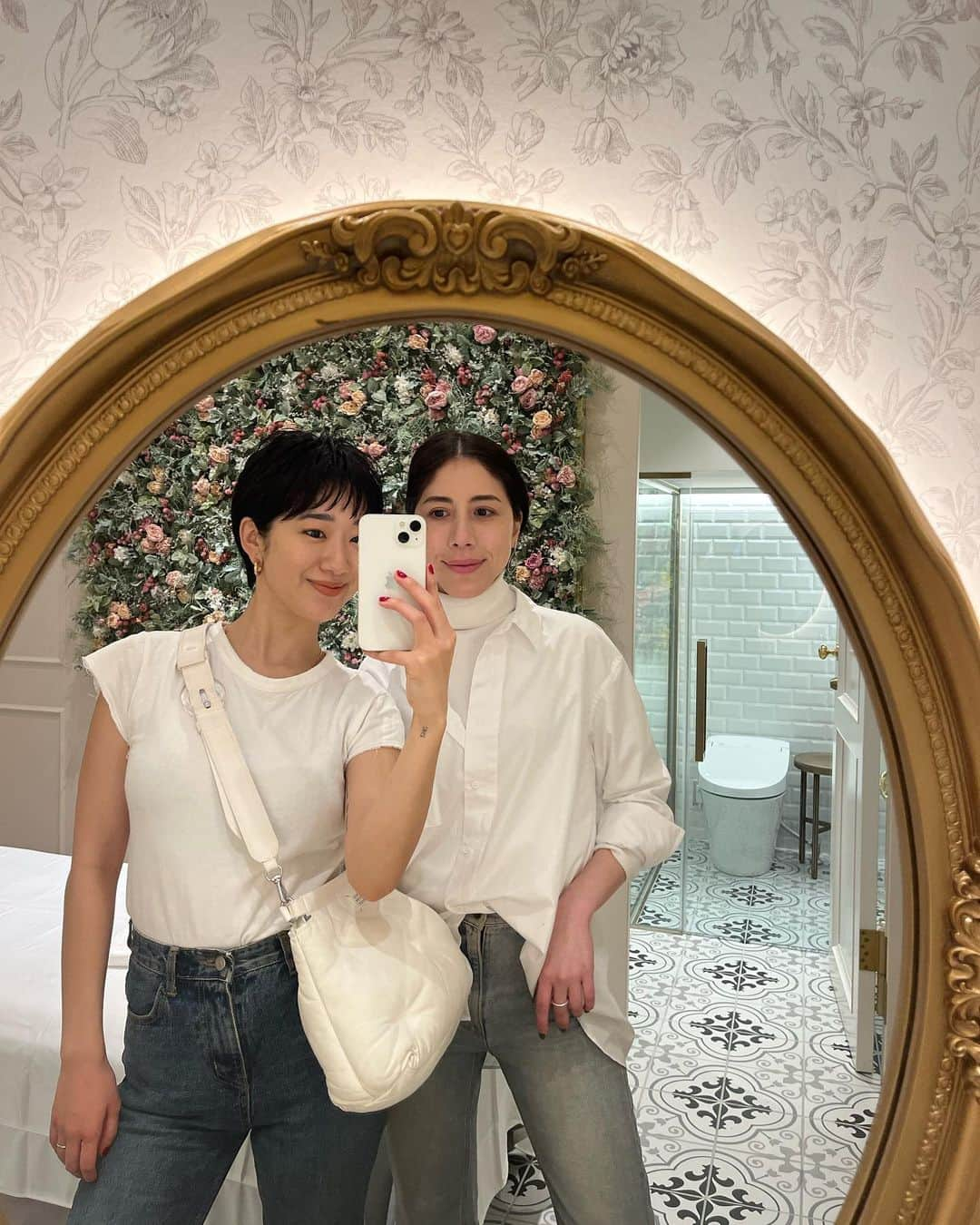 nami_kanemotoさんのインスタグラム写真 - (nami_kanemotoInstagram)「@sabon_japan 🤍  世界初の「SPA」を常設した旗艦店「SABON lʼAtelier SPA」がオープン。一足先にパーティへいってきました🕊🌱✨  花と緑にあふれるオアシスの中でオールハンドトリートメントで受けれて都会の中で現代を生きるすべての人達がいつでもサラッと立ち寄ることができるナチュラルなライフスタイルを五感を豊かに満たしてほしい🤍とゆう思いが込められてるんだって✨ PERSONAL SERVICEがあって名前やメッセージも入れられるからお祝い毎のプレゼントにも🎁  様々な理由で廃棄されてしまう前に花々を永遠に楽しめるドライフラワーとしてアップサイクルされた空間もステキだなぁ🌸 今だけ限定でフラワーシャンデリアも見ることができるよ🌸 今の時期は外は中目黒沿いは桜満開だしSABONはいい匂いだしぜひ癒されに行ってみてください〜🌱  マスクは撮影時のみ外しています。  #SABON #SABONiʼatelierspa #sabonad」3月30日 19時34分 - _namikanemoto_